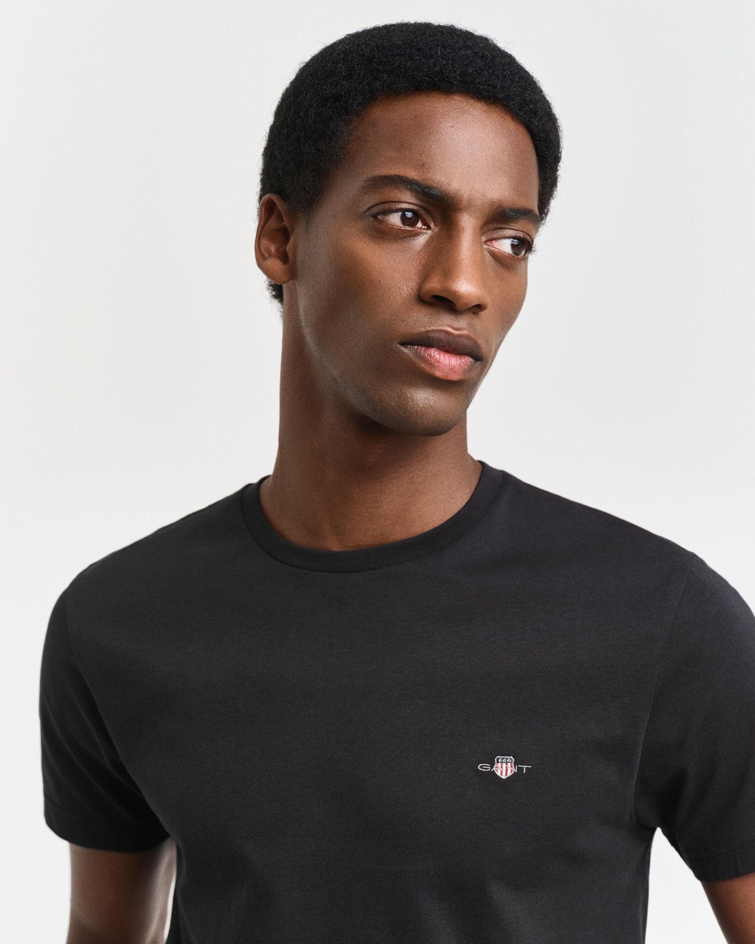 Gant T-Shirt »SLIM SHIELD SS T-SHIRT« mit Logostickerei auf der Brust