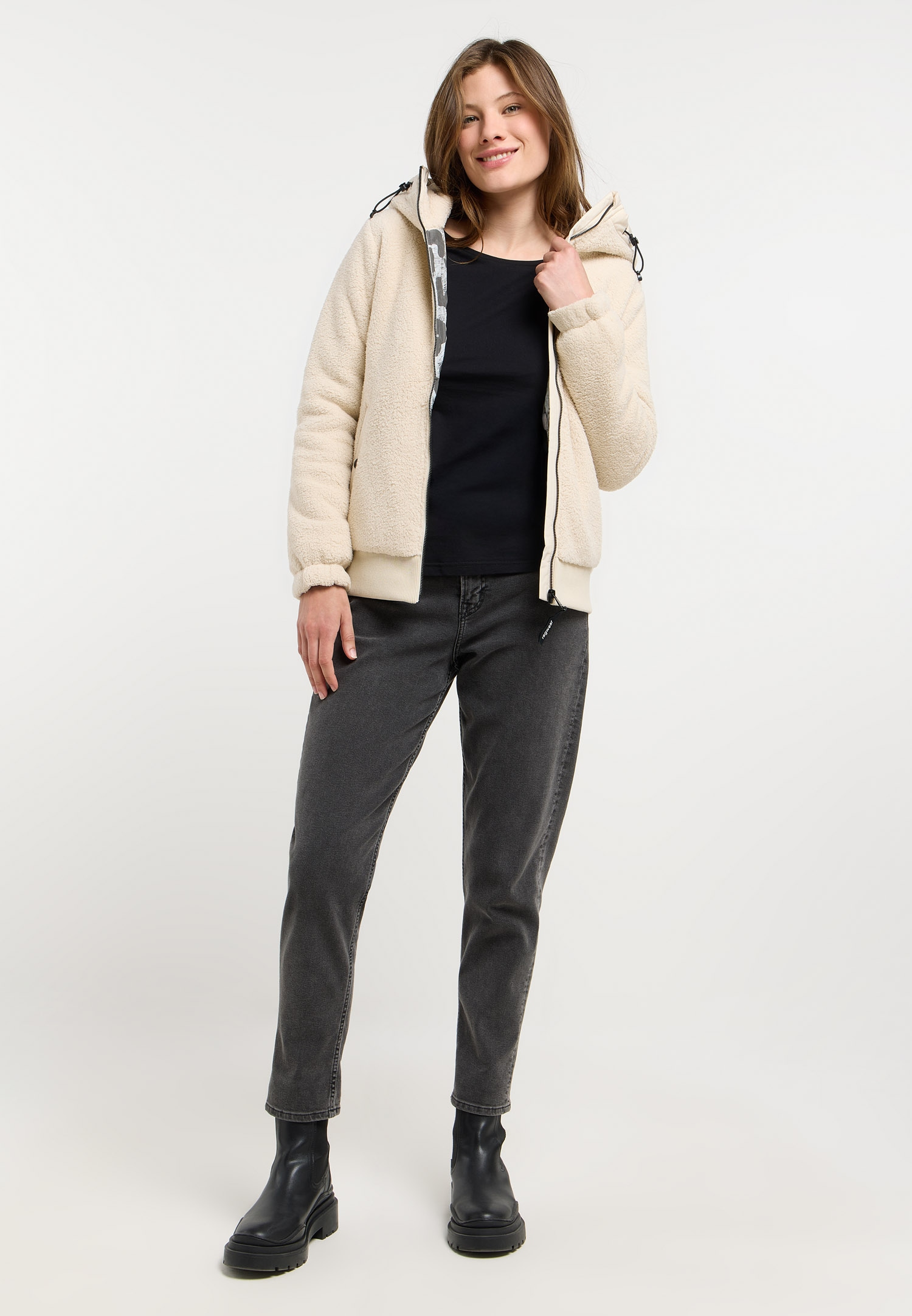 Ragwear Fleecejacke »COUSY SHORT« mit Kapuze hüftlange Länge, mit Reissverschluss, figurumspielende Passform