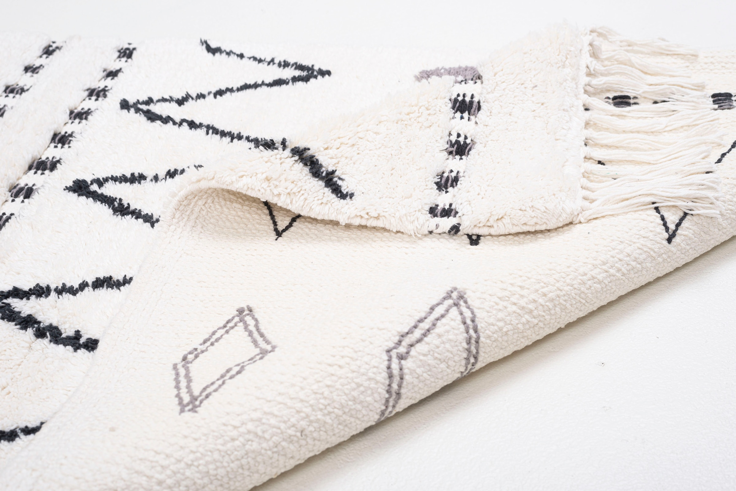 TOM TAILOR HOME Badematte »Ethno Bath« Höhe 20 mm fussbodenheizungsgeeignet Badteppich, Berber Look, mit Fransen, ZickZack Muster, reine Baumwolle