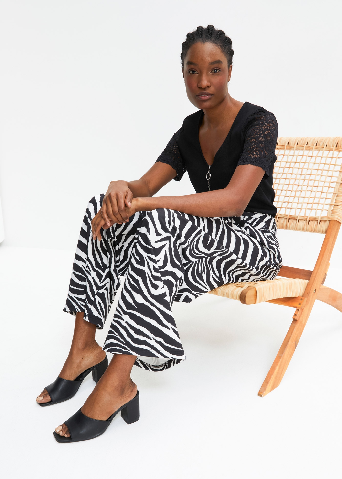 bonprix T-shirt eng anliegende Passform, Kurzarm-Design, für vielseitige Anlässe