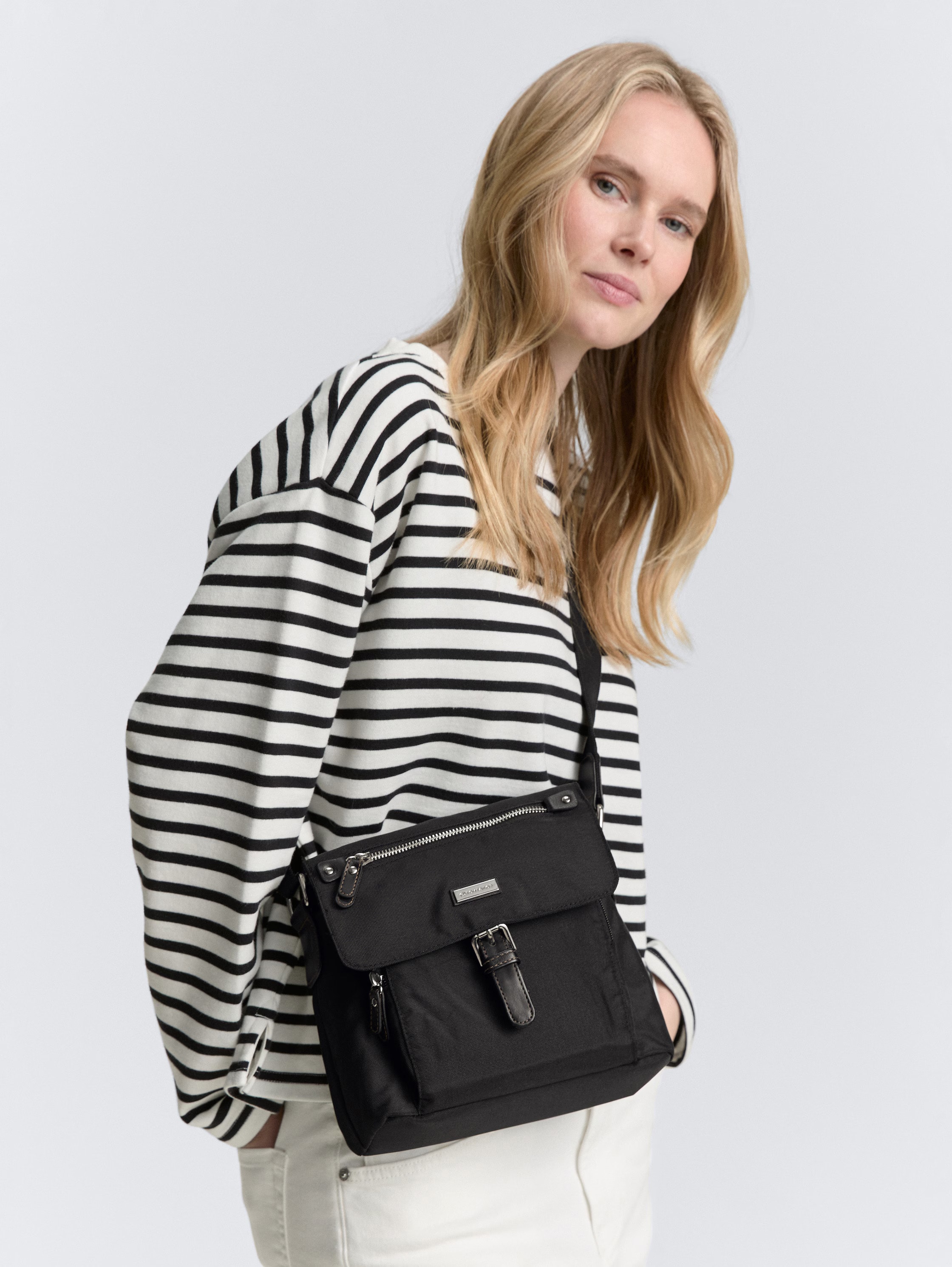 TOM TAILOR Umhängetasche »Rina« aus leichtgewichtigem Nylon und aufwändig gewebten Gurtband