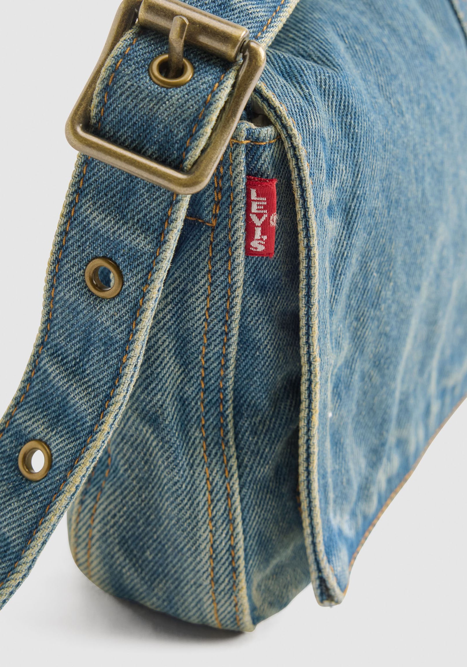 Levi's® Schultertasche mit Ziernähten