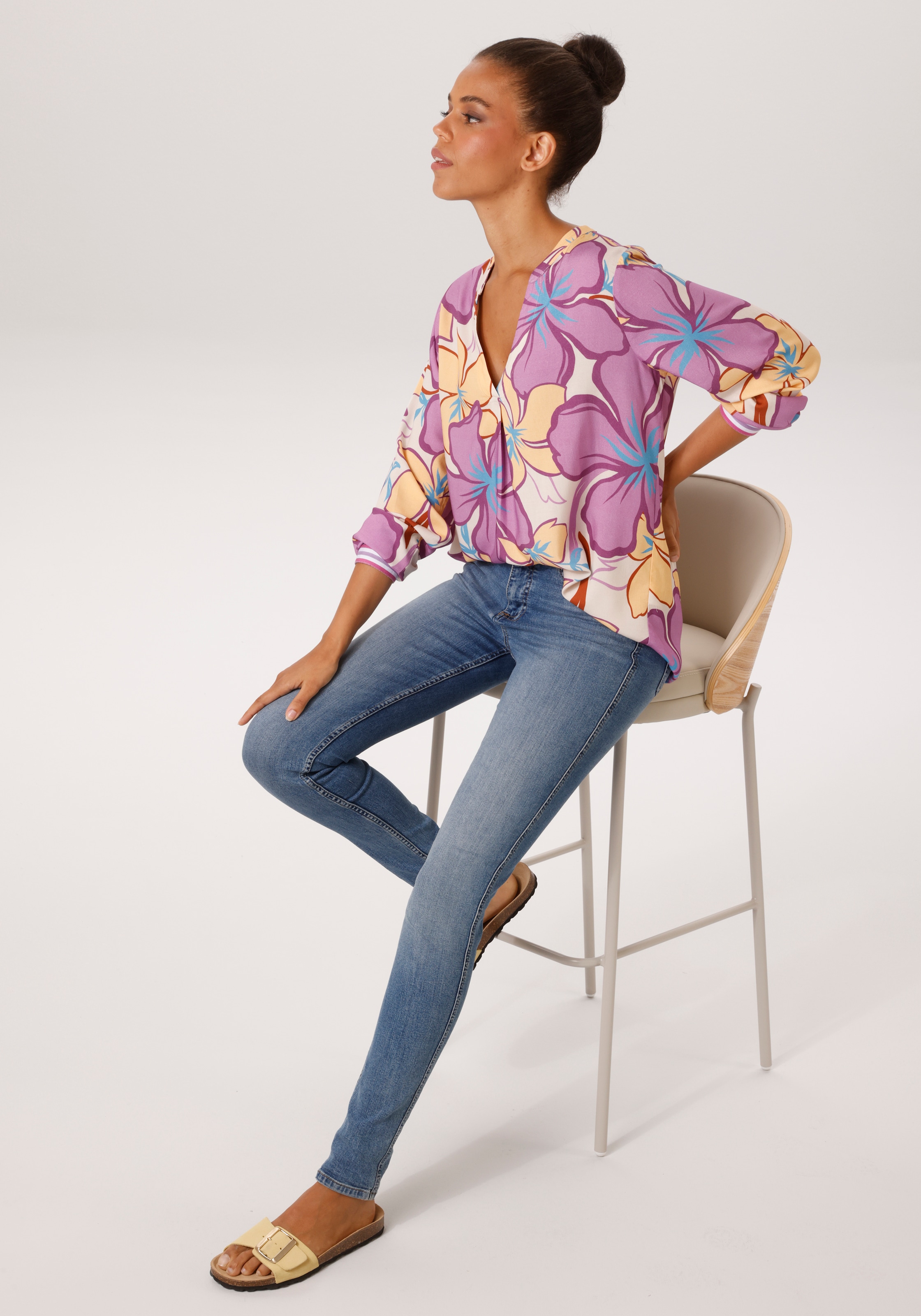 Aniston CASUAL Schlupfbluse mit farbenfrohen, grossflächigen Blüten bedruckt - NEUE KOLLEKTION