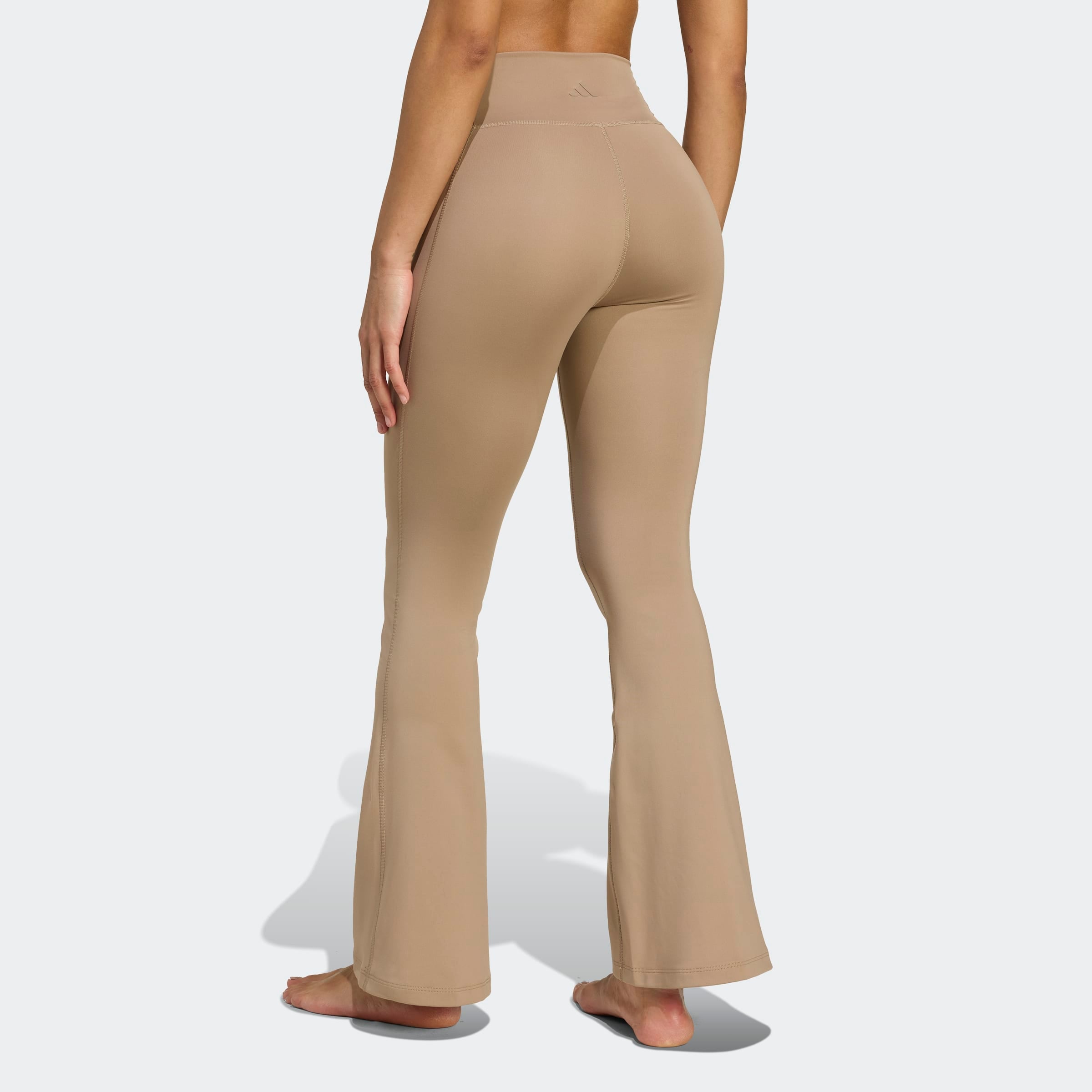 adidas Performance Caleçon d'entraînement »ALL ME ESSENTIALS FLARE LEGGINGS«  mit ausgestelltem Bein, aus weichem und dehnbarem Strickmaterial