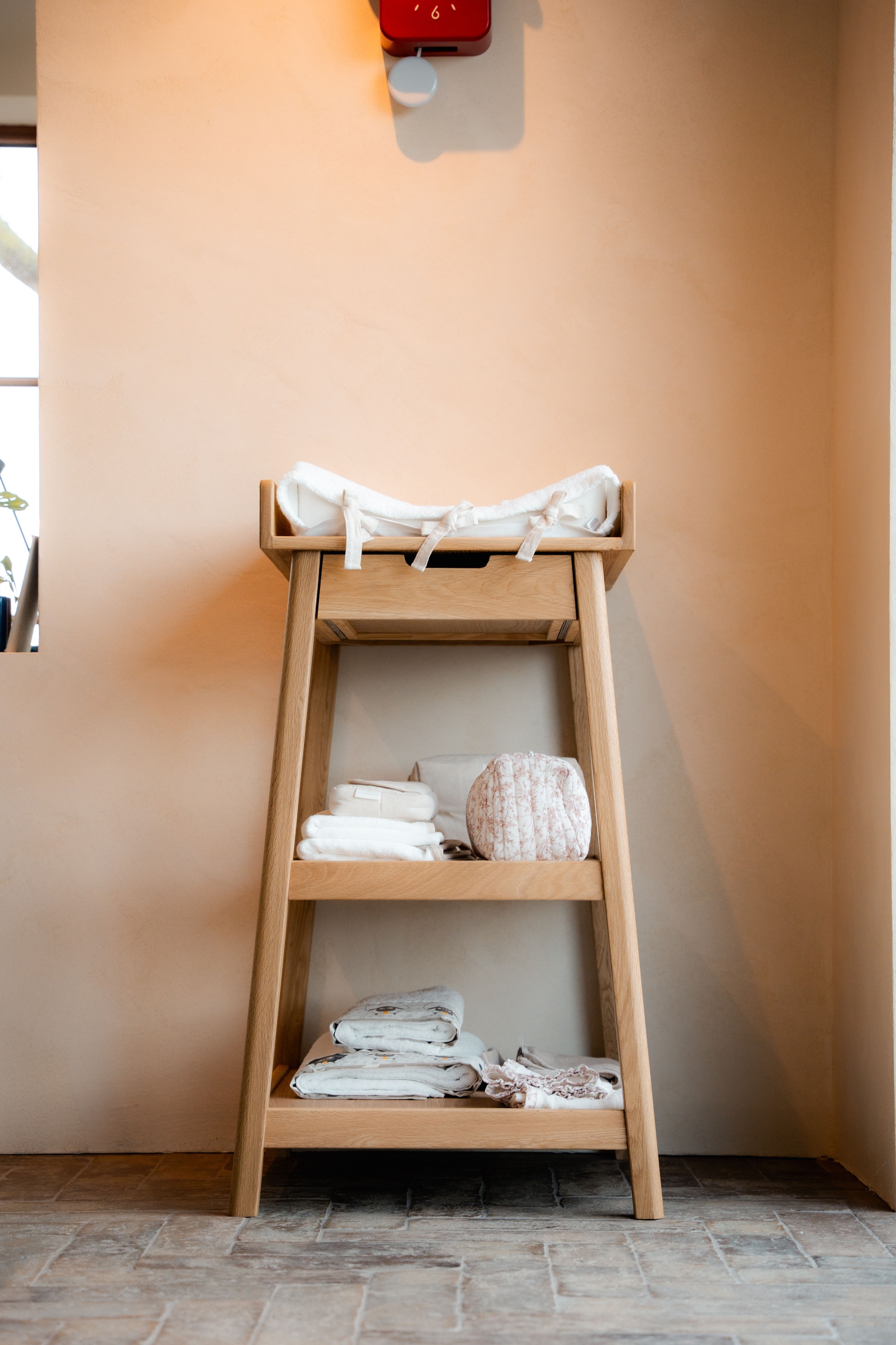 Vipack Babymöbel-Set »Woods best. aus Babybett 60x120 cm und Wickelregal« 2 tlg. geräumige Ablageflächer, Bett wahlweise mit Rattan oder Bouclé Optik