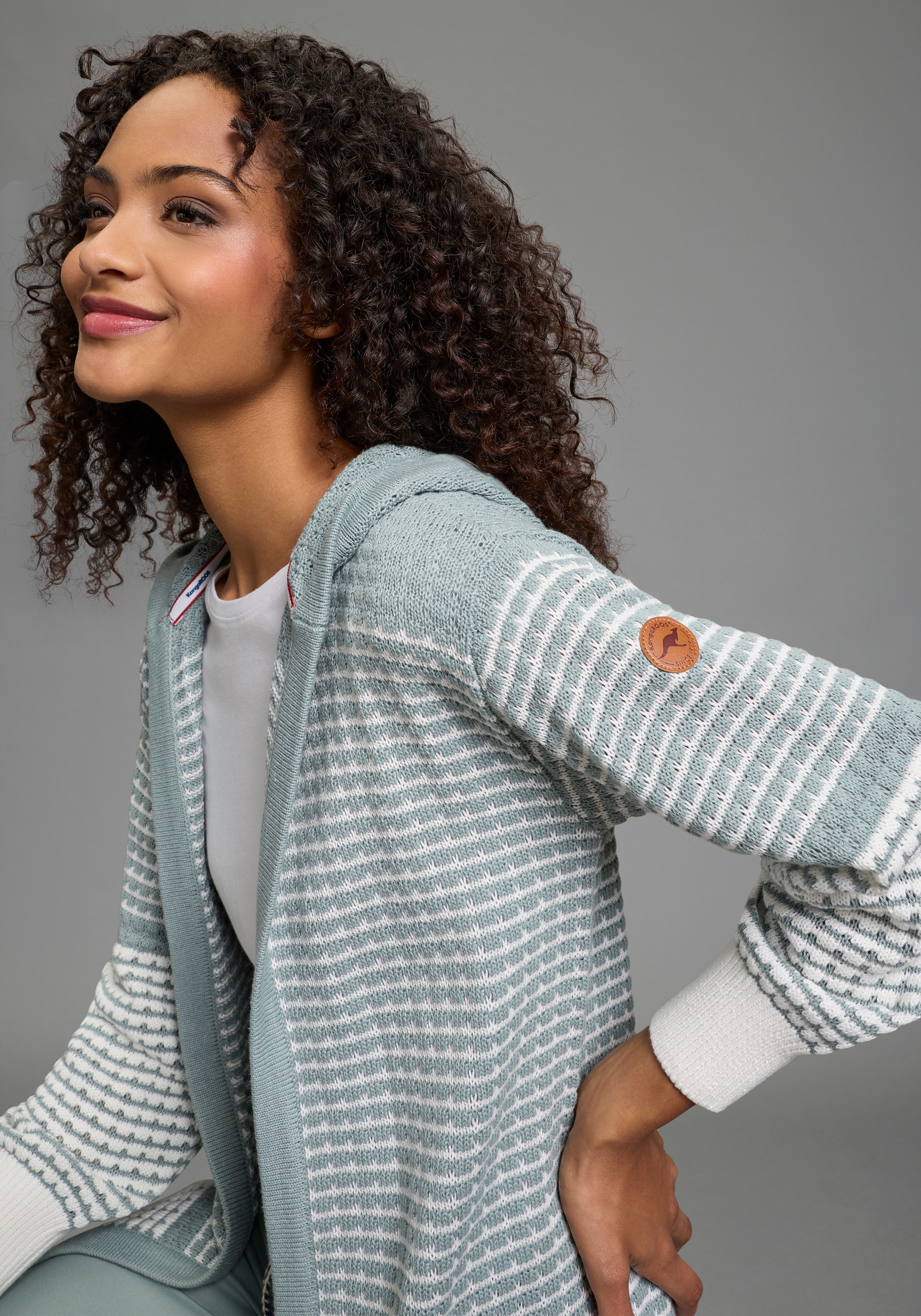 KangaROOS Cardigan à capuche avec design à motifs, forme longue, coupe décontractée