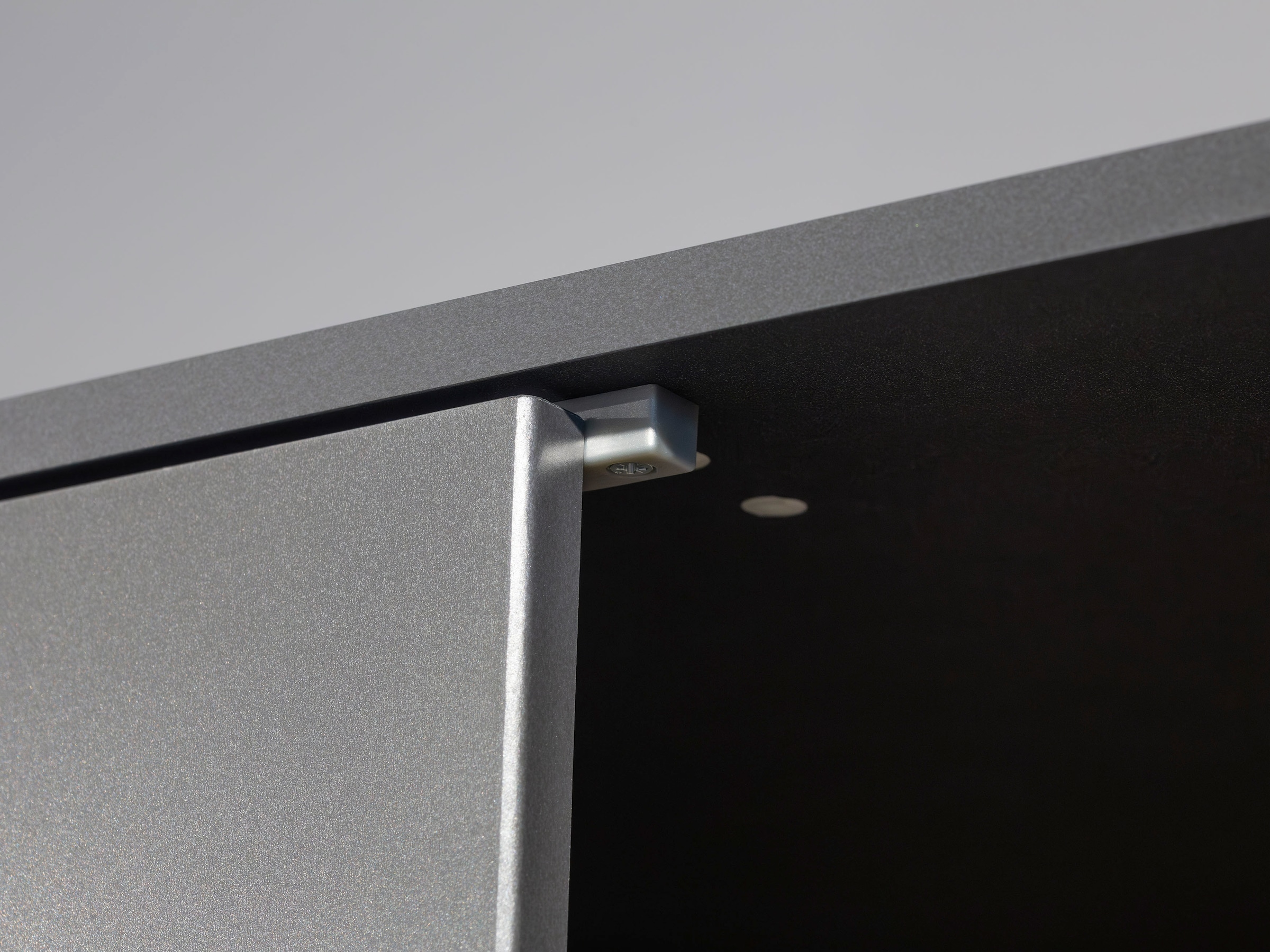 rauch 1100000002199 »Kleiderschrank Schrank Garderobe SHINJO Breiten 93/140/187 cm« in 3 verschiedenen Ausstattungen BASIC/CLASSIC/PREMIUM,  Griffe und Füsse aus Massivholz mit 2 Schubladen MADE IN GERMANY
