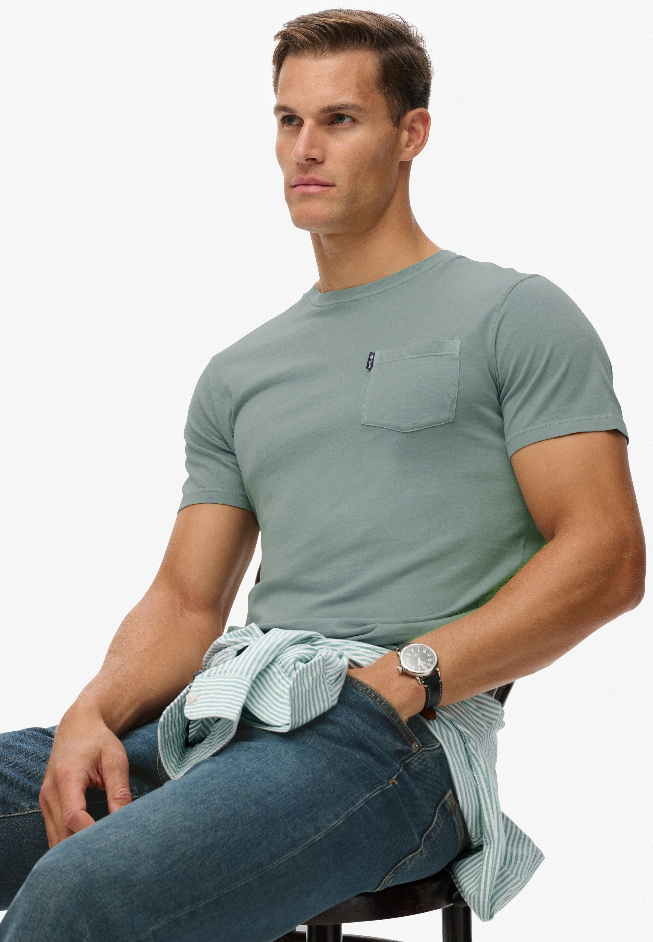 Superdry Rundhalsshirt »CLASSIC ESSENTIAL POCKET TEE« mit stylischer, aufgesetzter Brusttasche