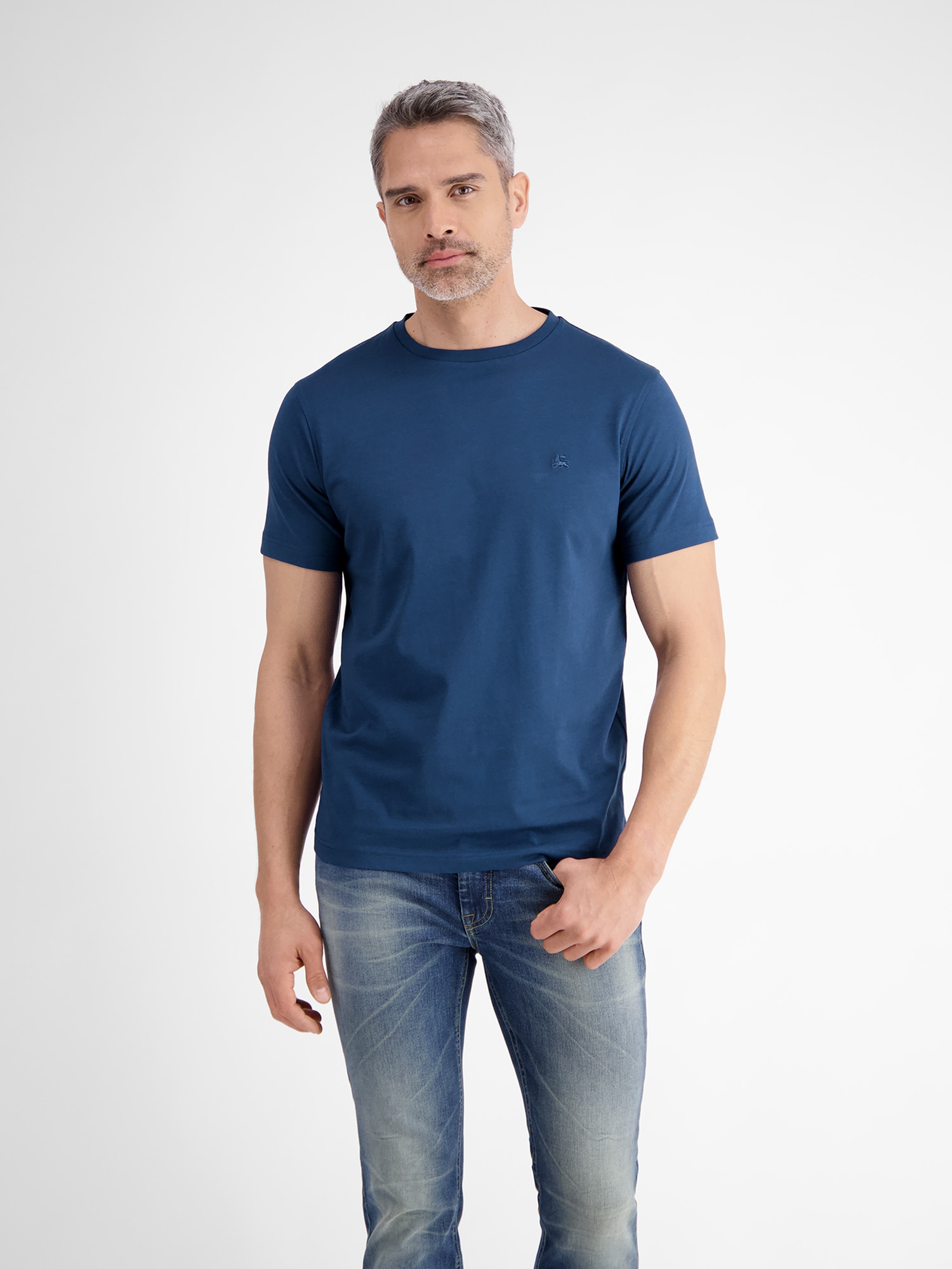 LERROS T-shirt »LERROS Basic T-Shirt mit Logostitck, unifarben«