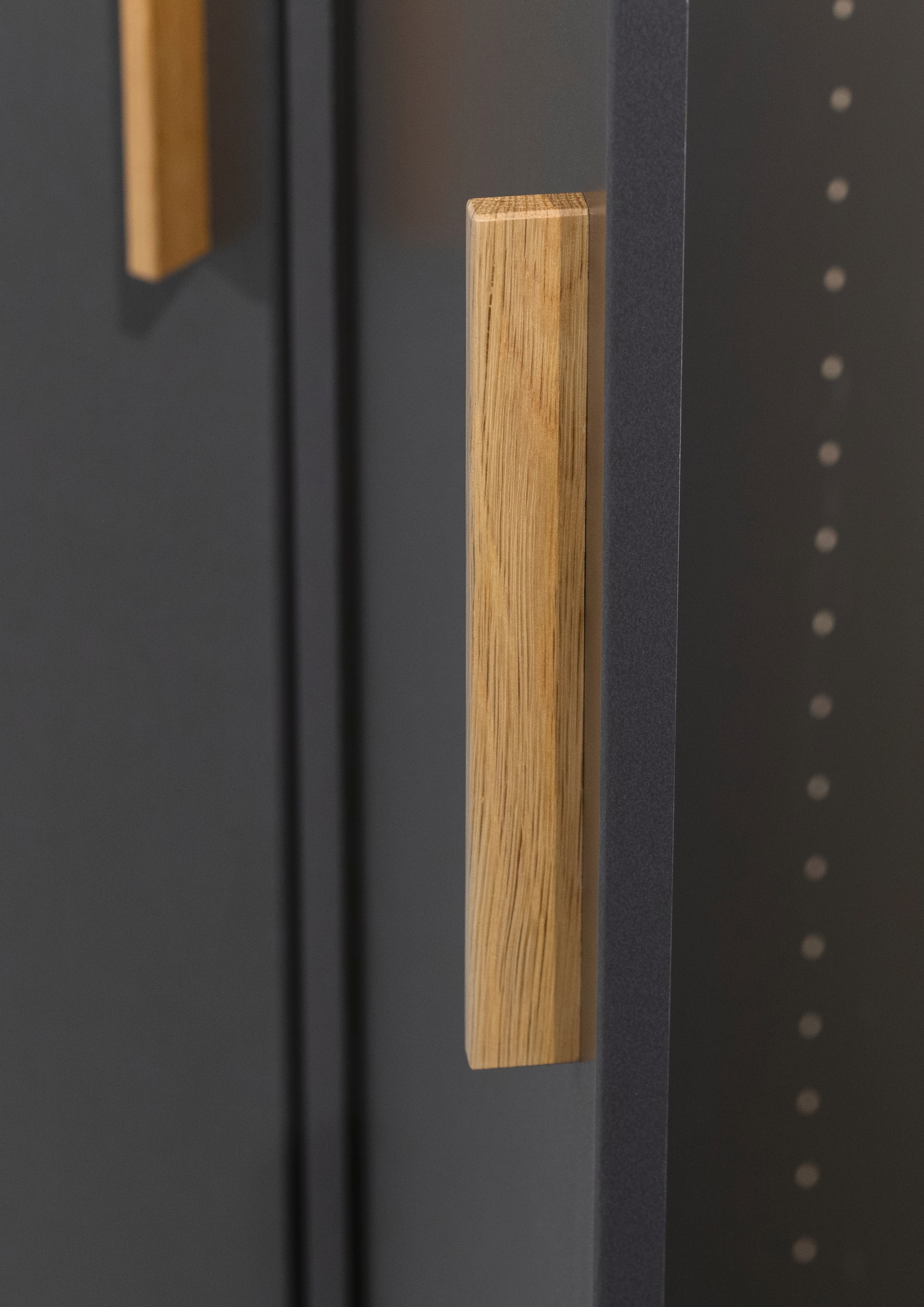 rauch Drehtürenschrank »Kleiderschrank Schrank Garderobe SHINJO Breiten 93/140/187 cm« in 3 verschiedenen Ausstattungen BASIC/CLASSIC/PREMIUM,  Griffe und Füsse aus Massivholz, viel Stauraum MADE IN GERMANY