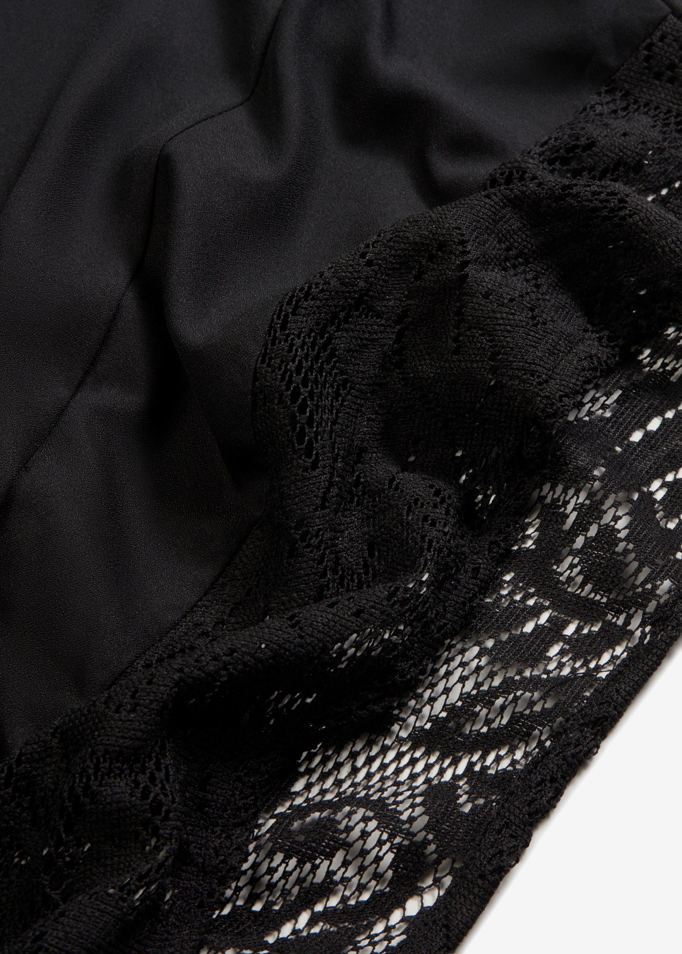 bonprix Blouse à manches longues figurumspielende Passform, aus Polyester, mit Applikationen