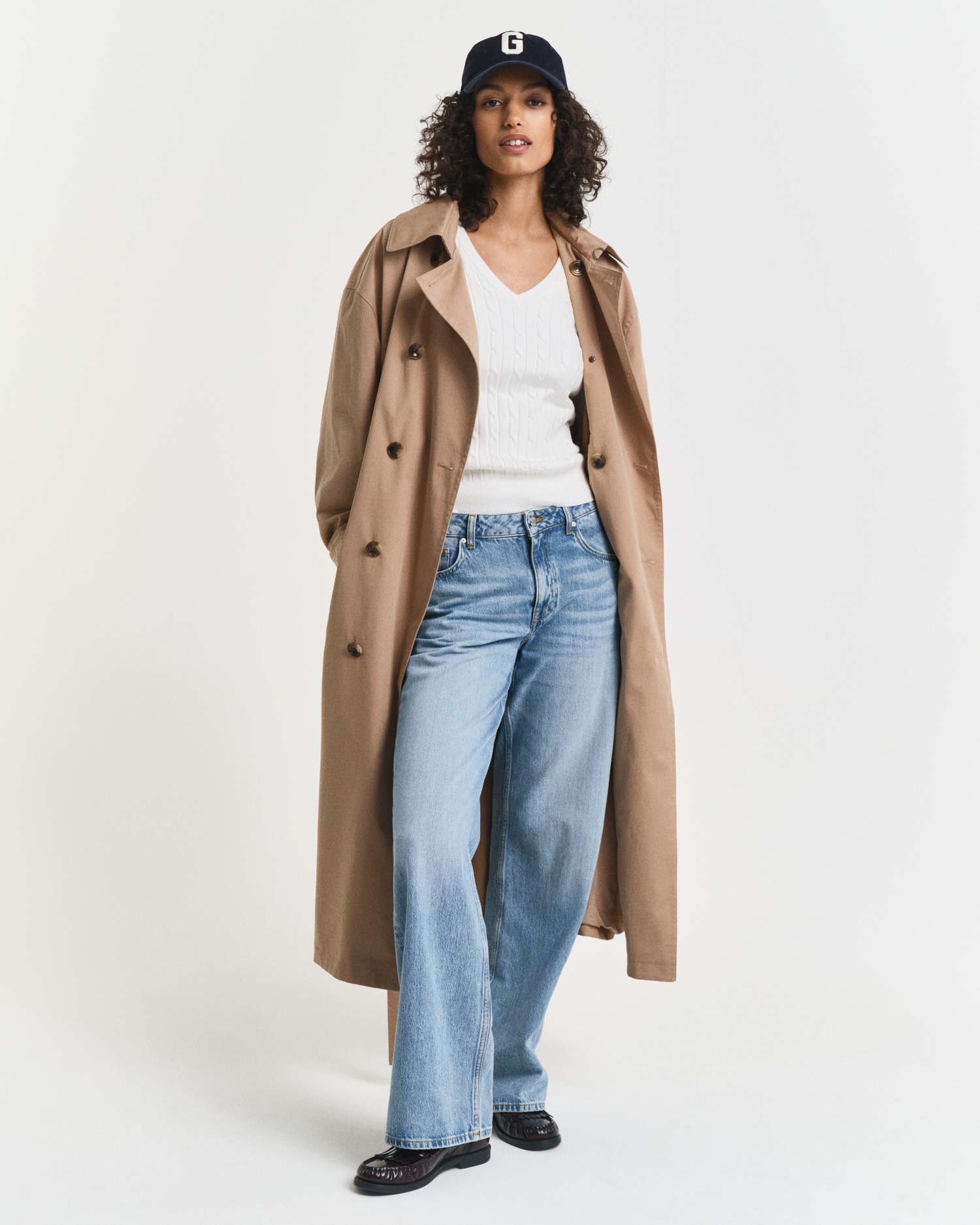 Gant Strickpullover »STRETCH COTTON CABLE V-NECK« mit Logostickerei auf der Brust