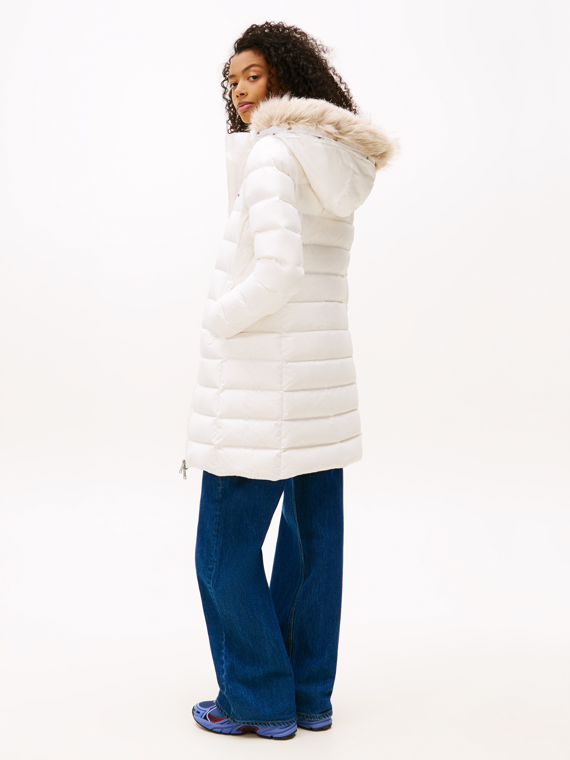 Tommy Jeans Manteau matelassé »TJW ESSENTIAL HOODED DOWN COAT« avec imitation fourrure, broderie logo
