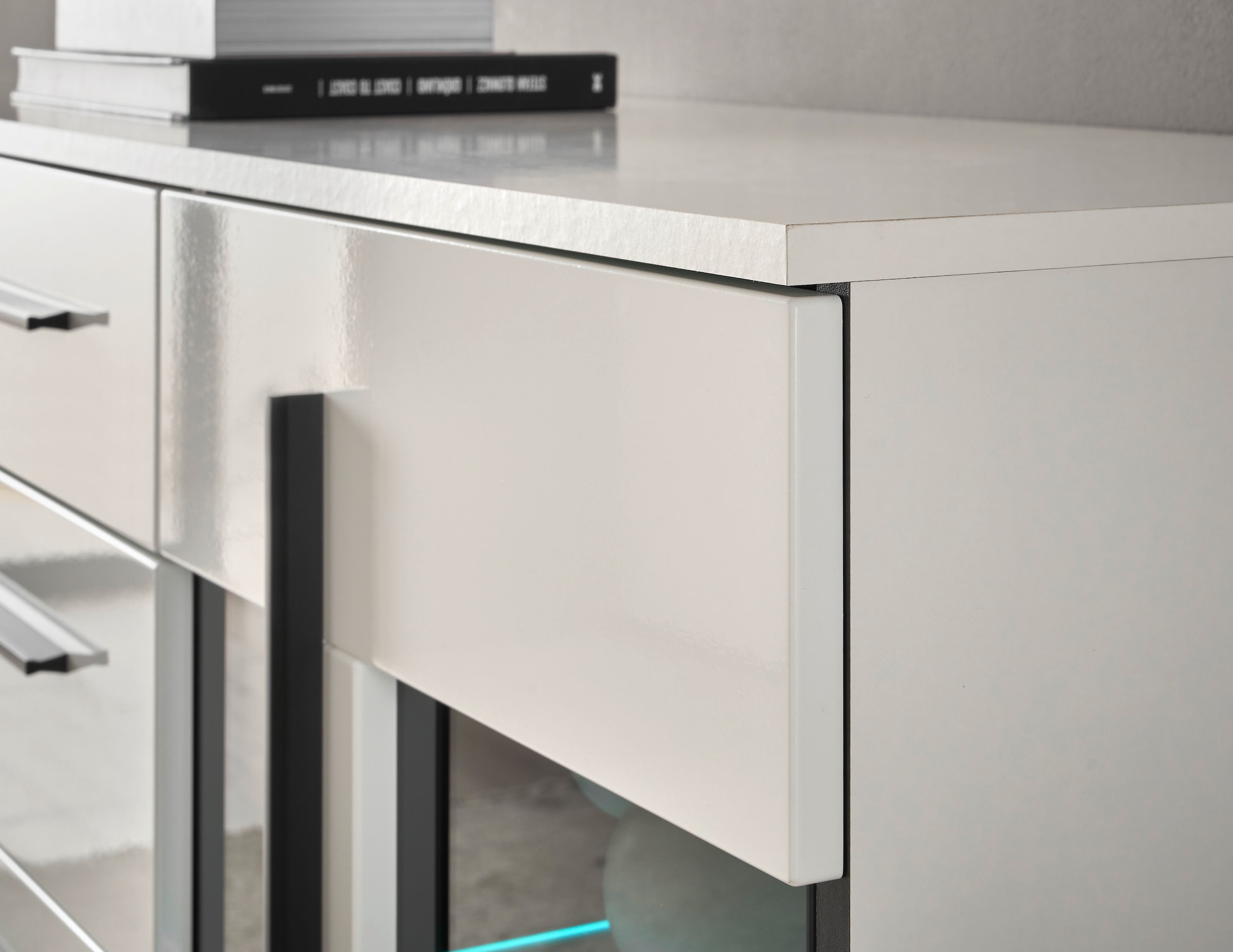 Home affaire Sideboard »Cantara, moderner Schrank, Kommode in Eiche Evoke oder weiss« schwarze Stangengriffe, ausreichend Stauraum, vielseitig einsetzbar