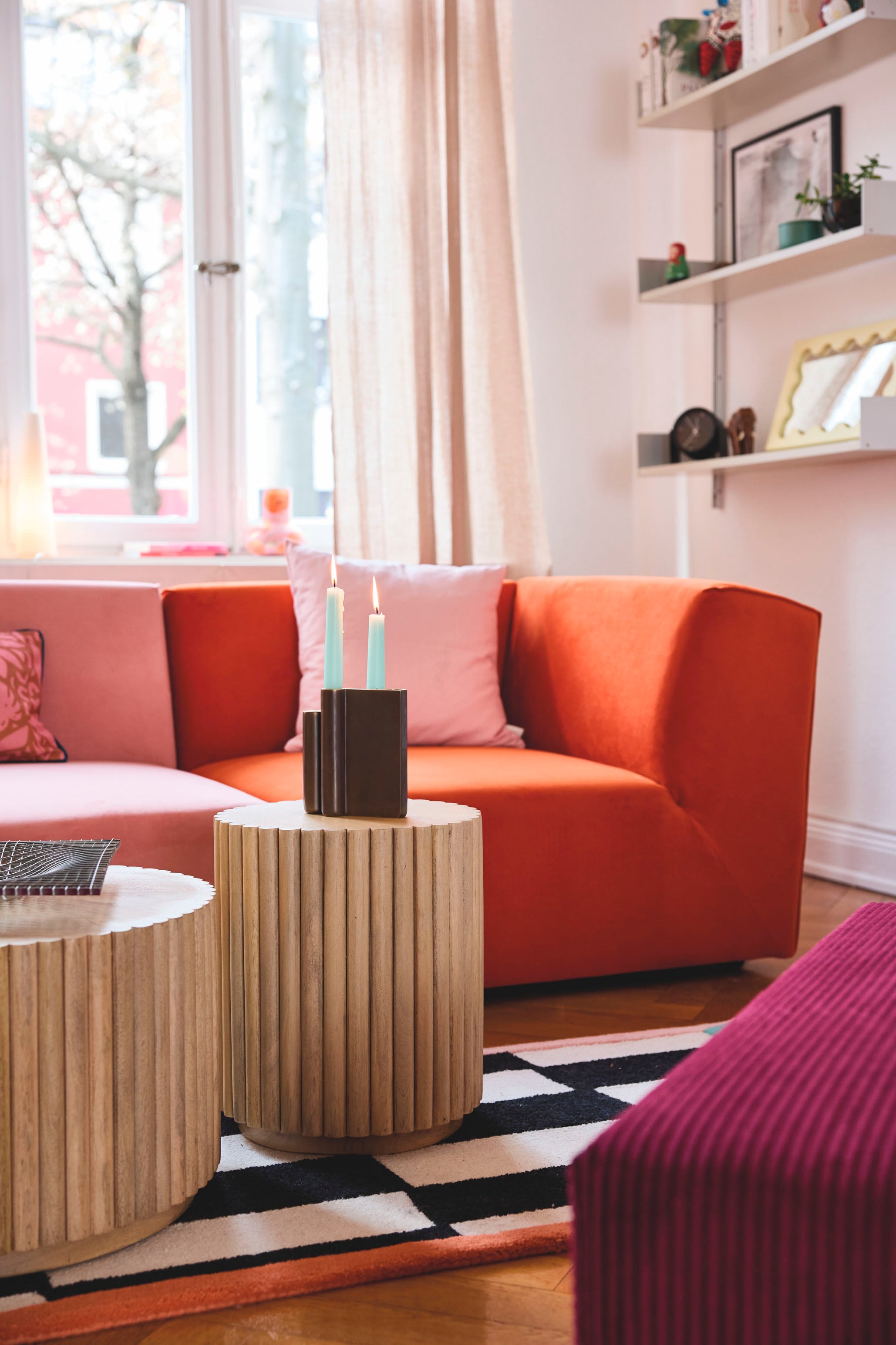 SIT Couchtisch »Vasto rund aus massivem Mangoholz mit extravagantem Ribbed-Look« Rundes Lamellendesign mit markantem Säulenfuss und 3 cm Sockel