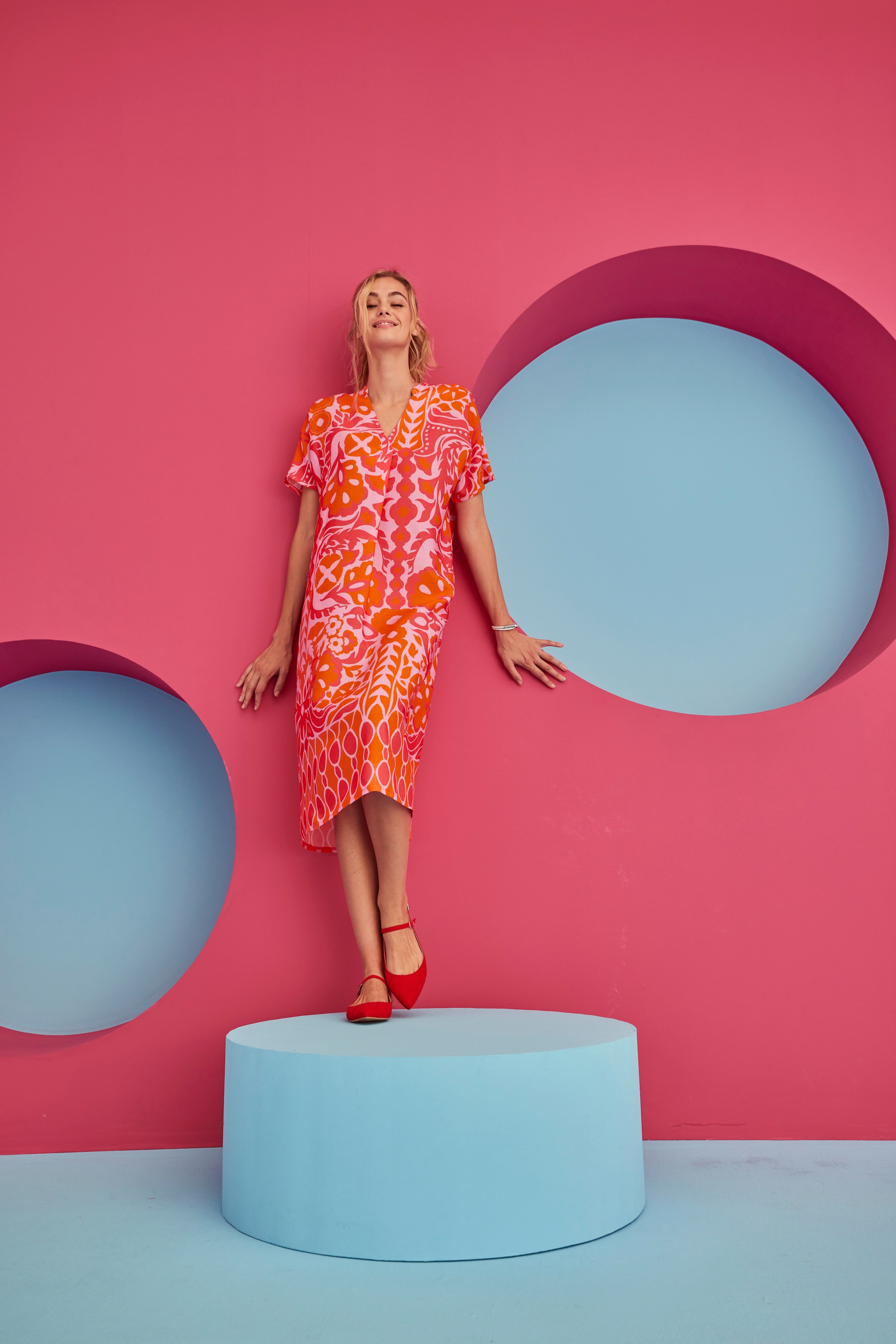 Aniston CASUAL Robe d'été mit extravagantem, grafischen Druck