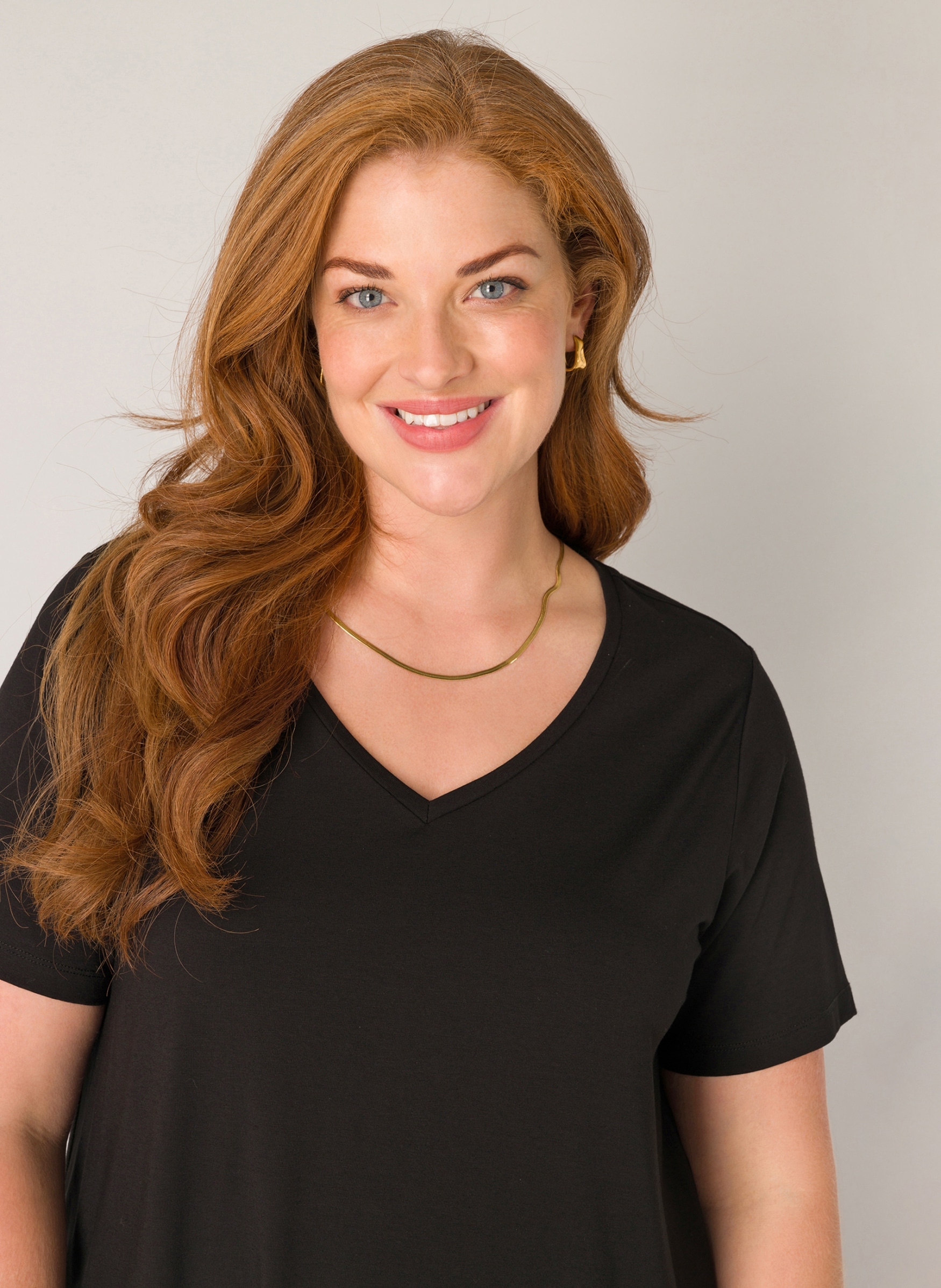 Base Level Curvy T-shirt »Alba« mit V-Ausschnitt