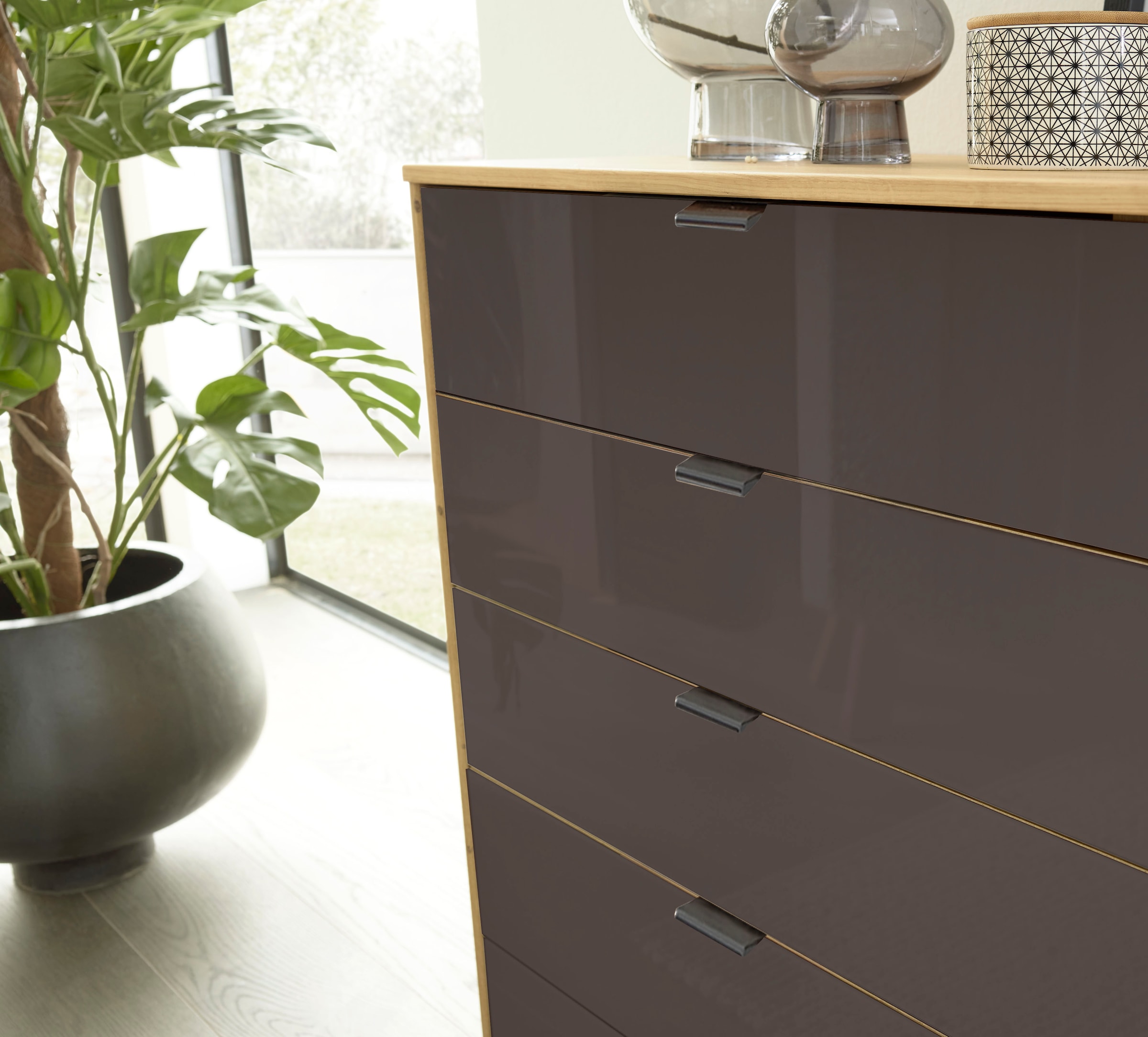 WIEMANN Schubkastenkommode »Cardiff Sideboard, Wäscheschrank, teilmassiv Bianco-Eiche, Schubladen« Glas- oder Massivholzfront, verschiedene Breiten, MADE IN GERMANY,  Schubkästen inklusive Selbsteinzug und Dämpfung