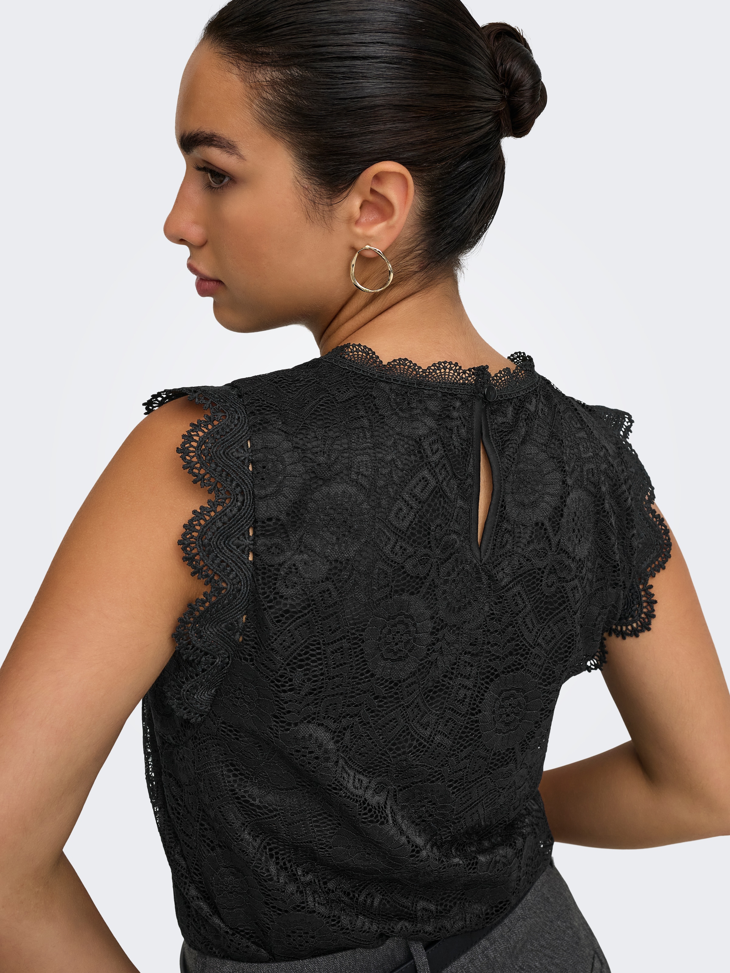 ONLY Top en dentelle »ONLSINE S/L LACE TOP CS JRS« mélange de matières, coupe régulière, col rond
