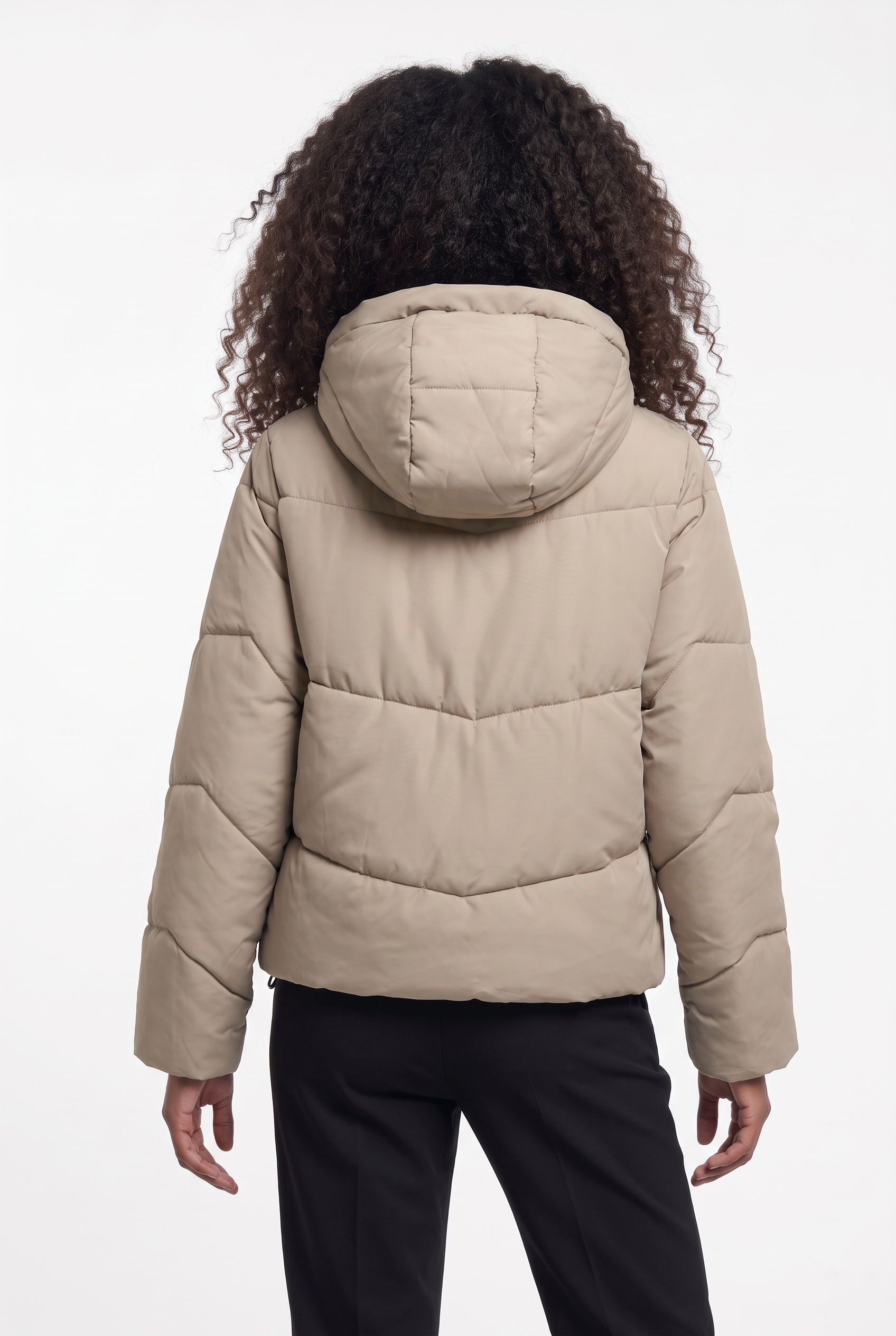 ONLY Veste matelassée »ONLMAGGI LIFE SHORT PUFFER CC OTW« avec capuche fibre synthétique,