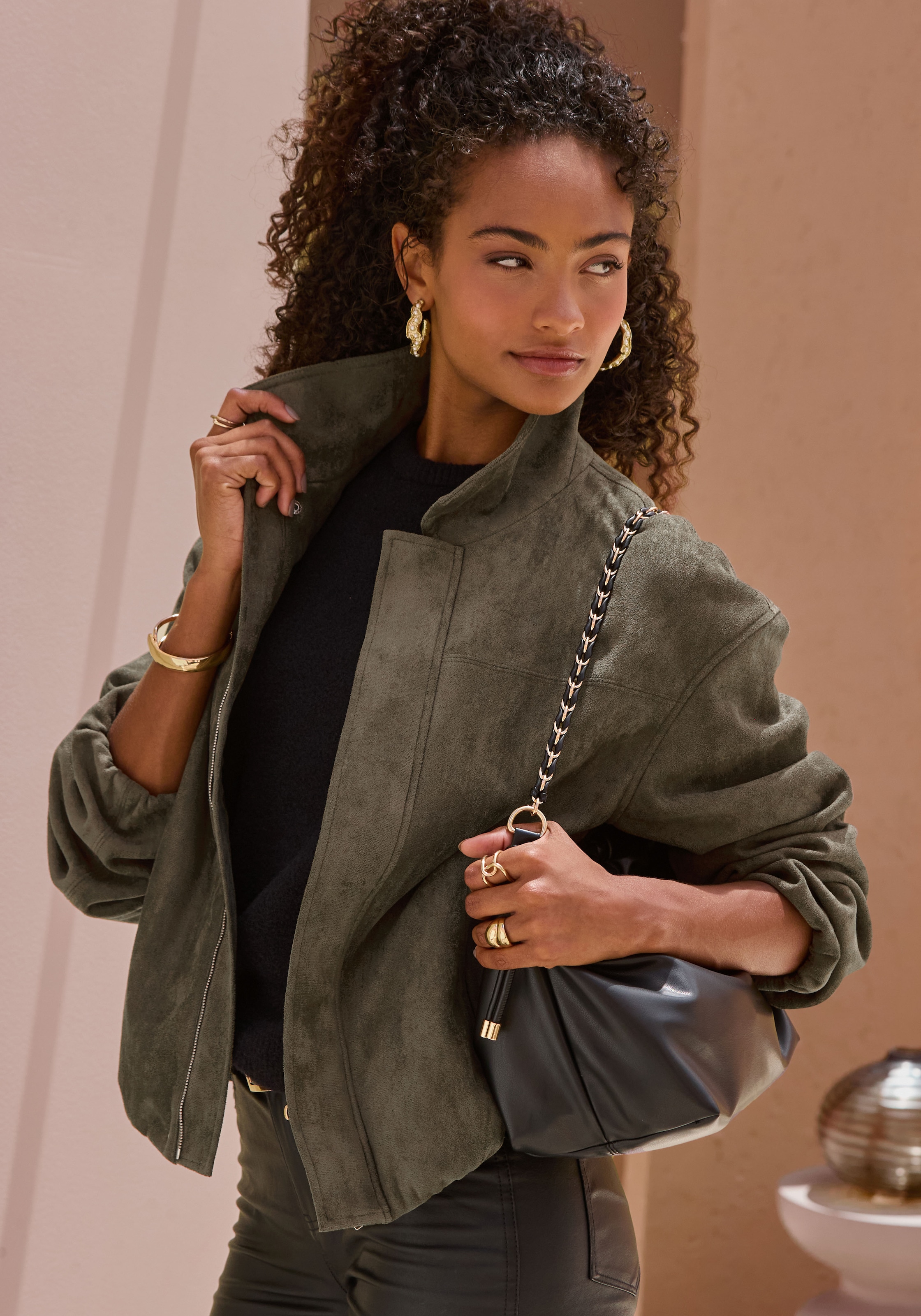 LASCANA Veste en imitation cuir »in Veloursleder-Optik mit verdecktem Reissverschluss vorne, Oversize« modische Übergangsjacke aus Velourlederimitat, kurze Lederimitatjacke