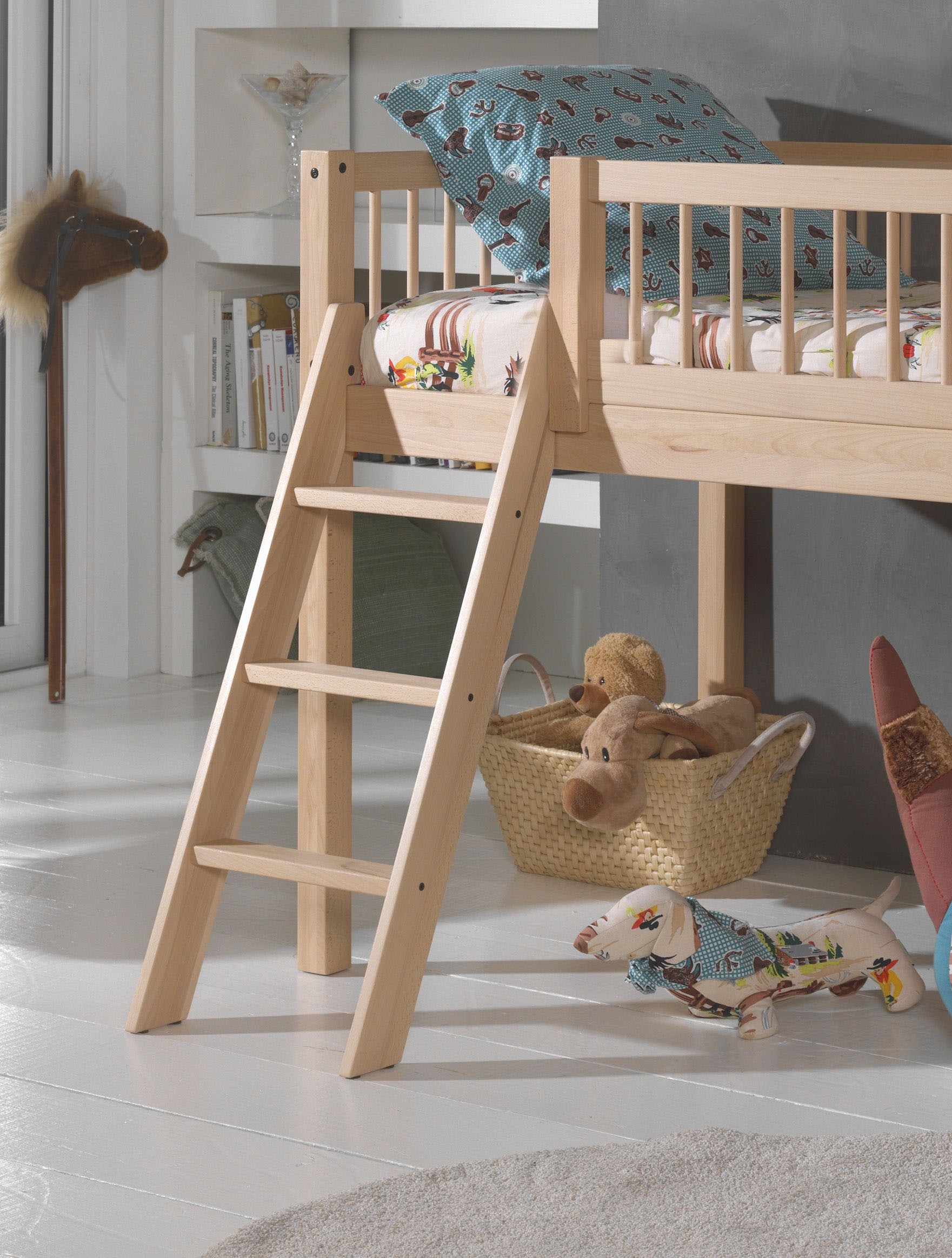 Vipack Spielbett »Forrest halbhoch mit Leiter und Absturzschutz in Sprossen-Optik« Liegefläche 90/200cm inkl. Massivholz Rolllattenrost,  ideal für das Kinderzimmer, Buche massiv natur lackiert