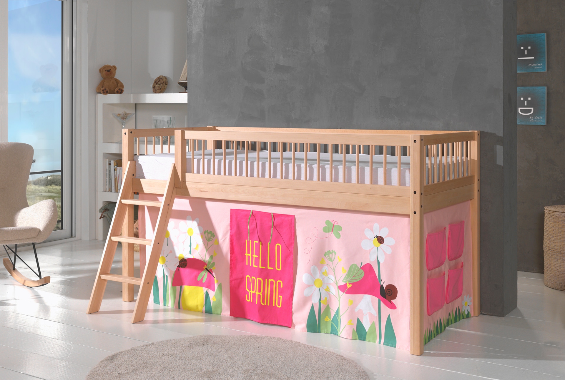 Vipack Lit de jeu »Forrest, Absturzschutz mit Sprossen-Optik, Pfostenstärken ca. 50x50mm« Hêtre laqué naturel, construction stable et de qualité, avec sommier à lattes,  90/200 cm, espace de jeu sous le lit, 2 ensembles textiles au choix
