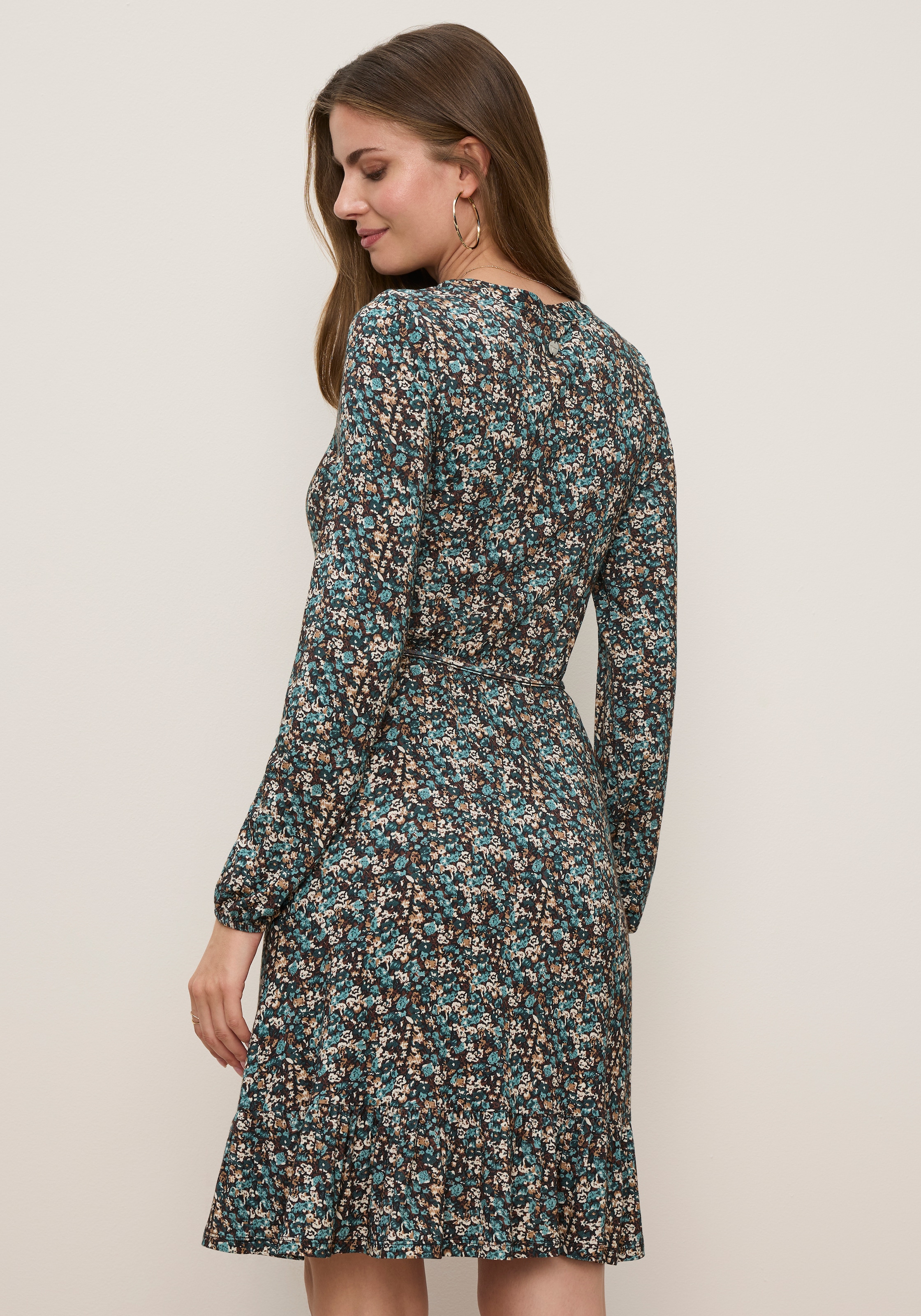 Tamaris Mini-robe »aus Jersey, gemusterte Optik« avec coupe cintrée et col montant