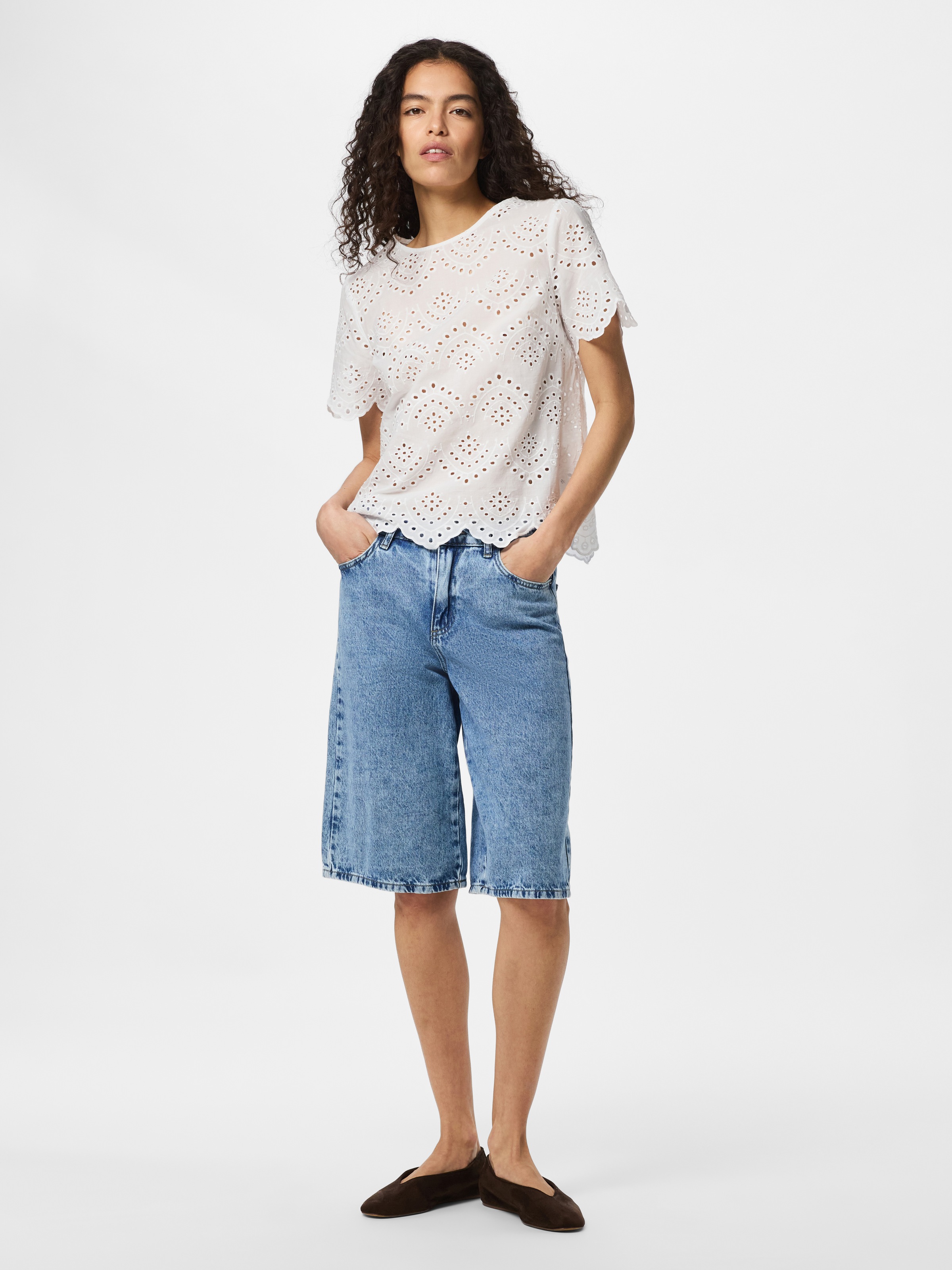 pieces Haut de chemise »PCVILDE SS TOP WVN NOOS« avec broderie ajourée intégrale