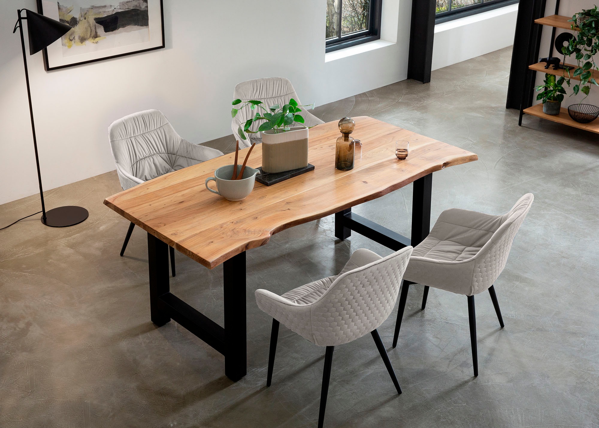 SalesFever Armlehnstuhl »Stilvoller Esszimmerstuhl für Komfort« () Esszimmerstuhl, Wabensteppung aussen, Quersteppung innen, Metallfüsse