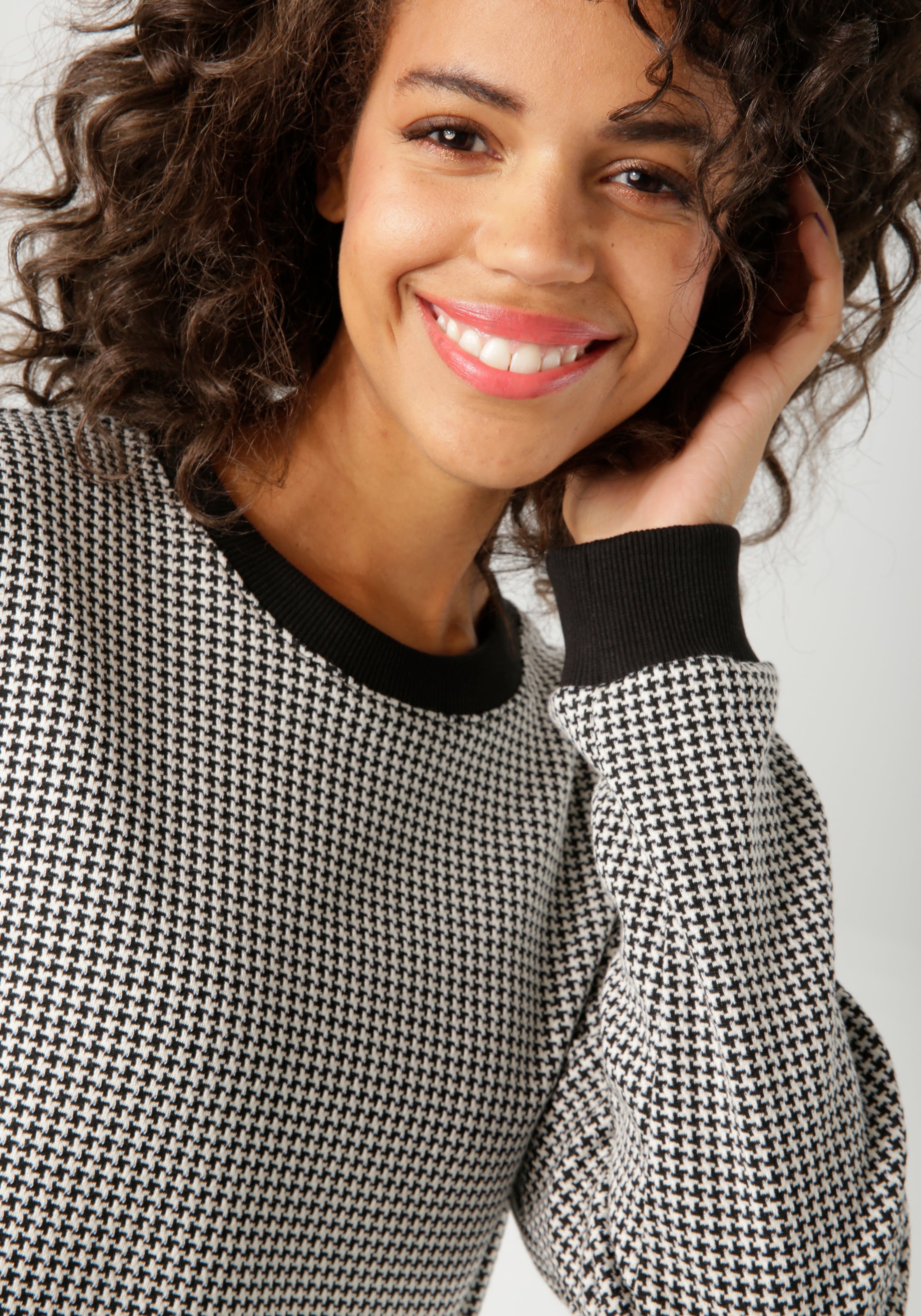 Aniston CASUAL Sweatshirt mit trendigem Hahnentritt-Muster - NEUE KOLLEKTION