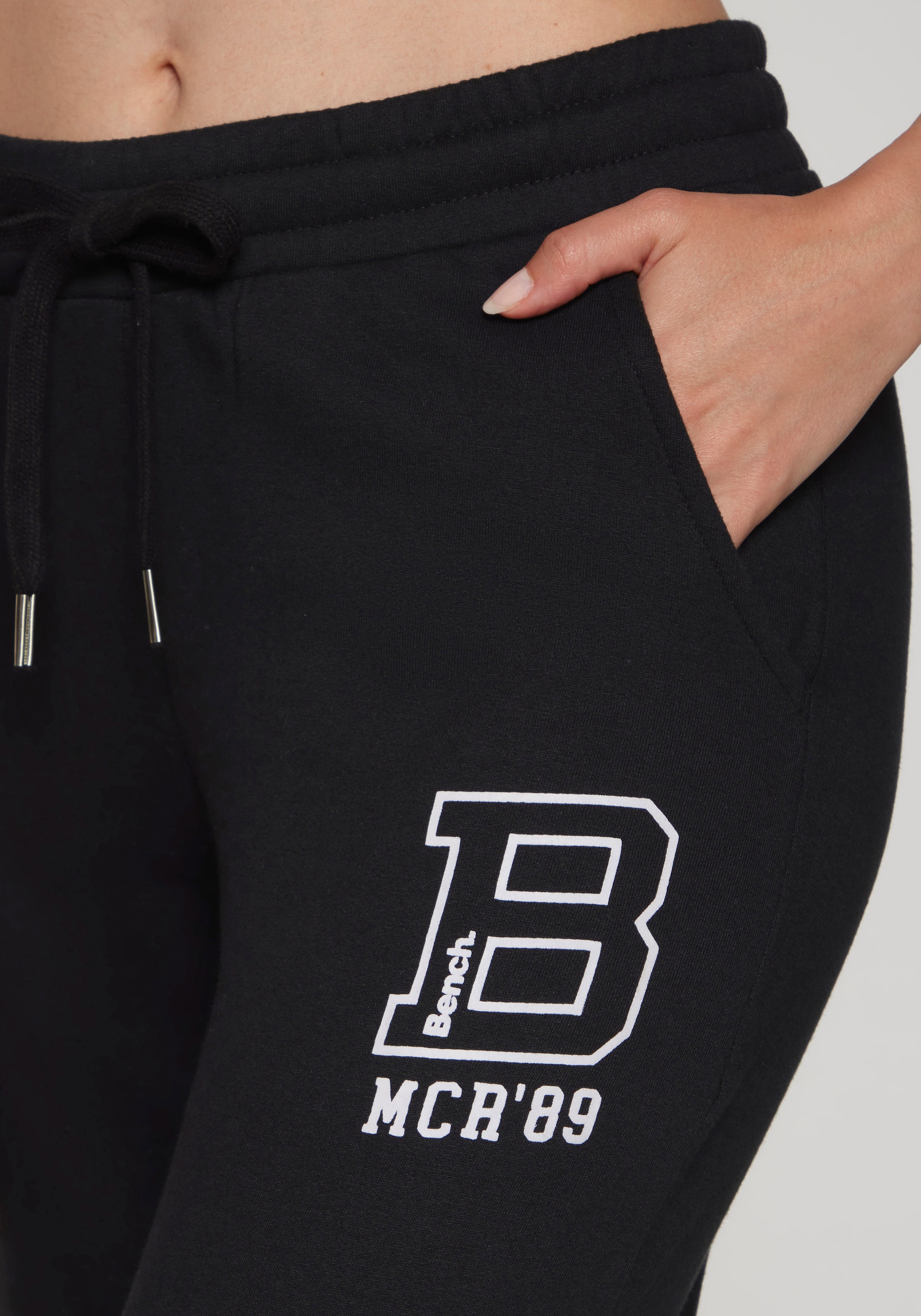 Bench. Loungewear Pantalon 7/8 »Ankle Athletic Jogginghose«  avec poches latérales et imprimé logo, vêtements d'intérieur