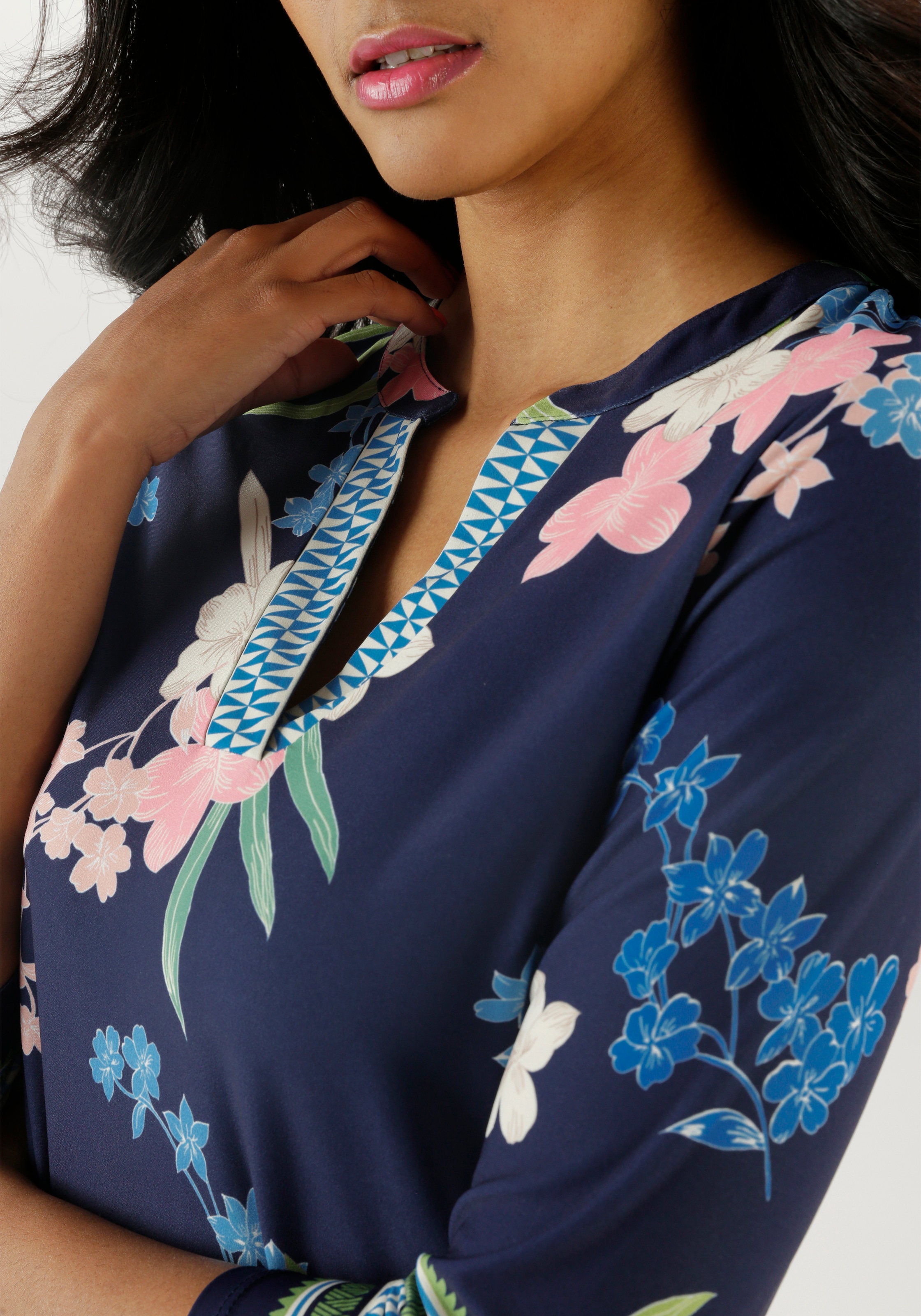 Aniston SELECTED Jerseykleid mit modisch gemusterter Zickzack Bordüre