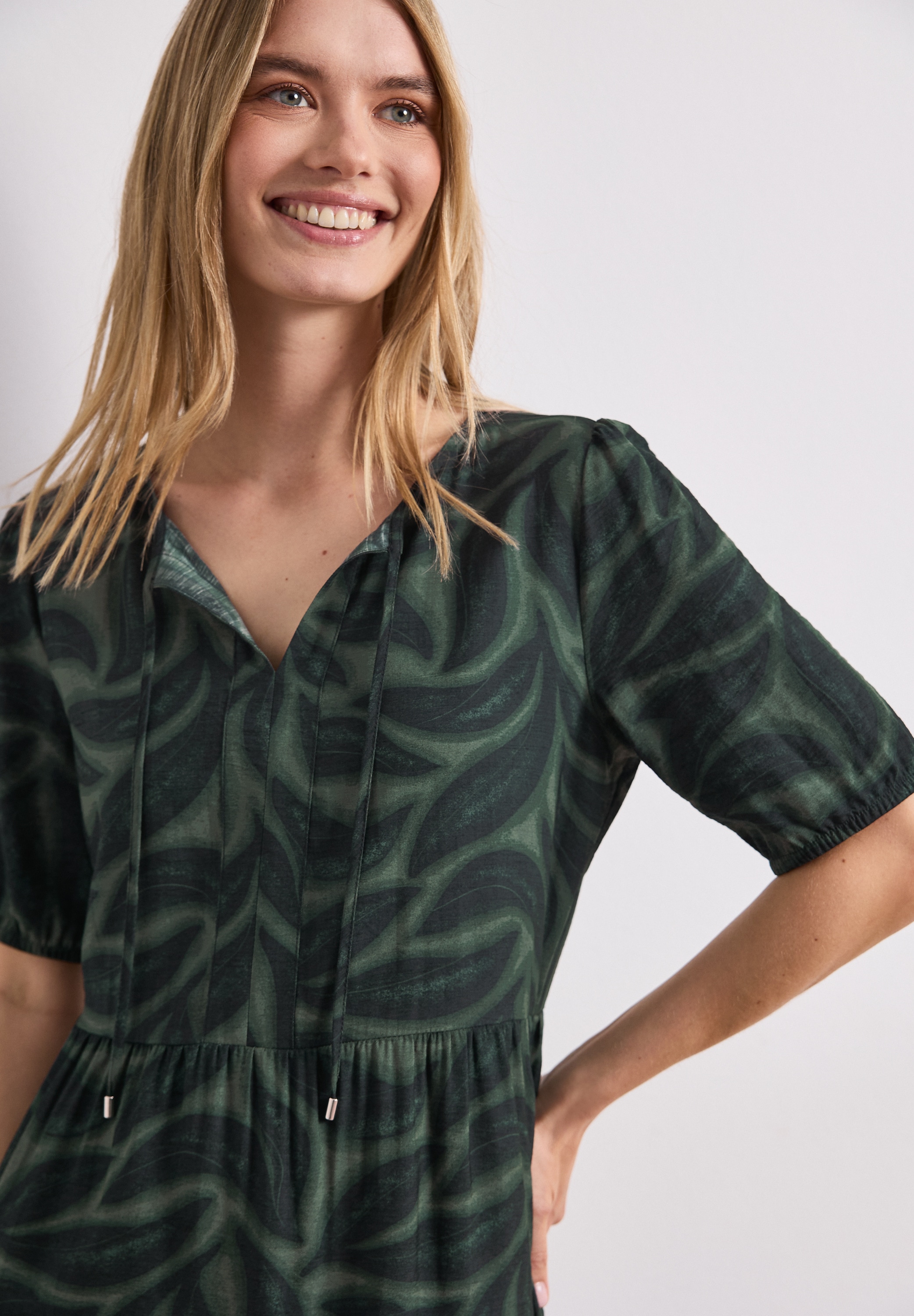STREET ONE Robe d'été Sans poches robe d'été avec encolure fendue et imprimé feuilles intégral