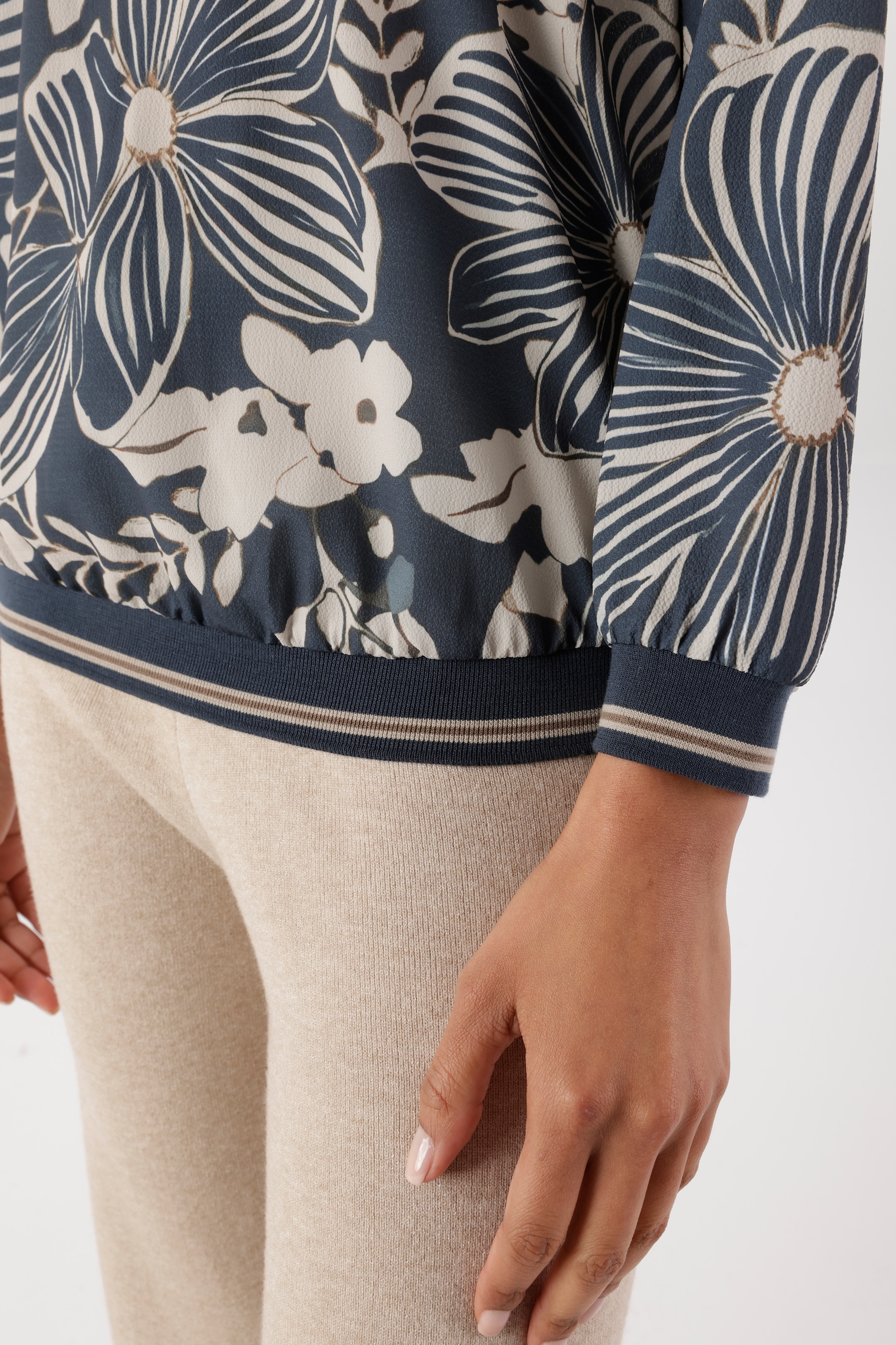 Aniston SELECTED Chemisier à chemise avec bords sportifs et imprimé floral - NOUVELLE COLLECTION