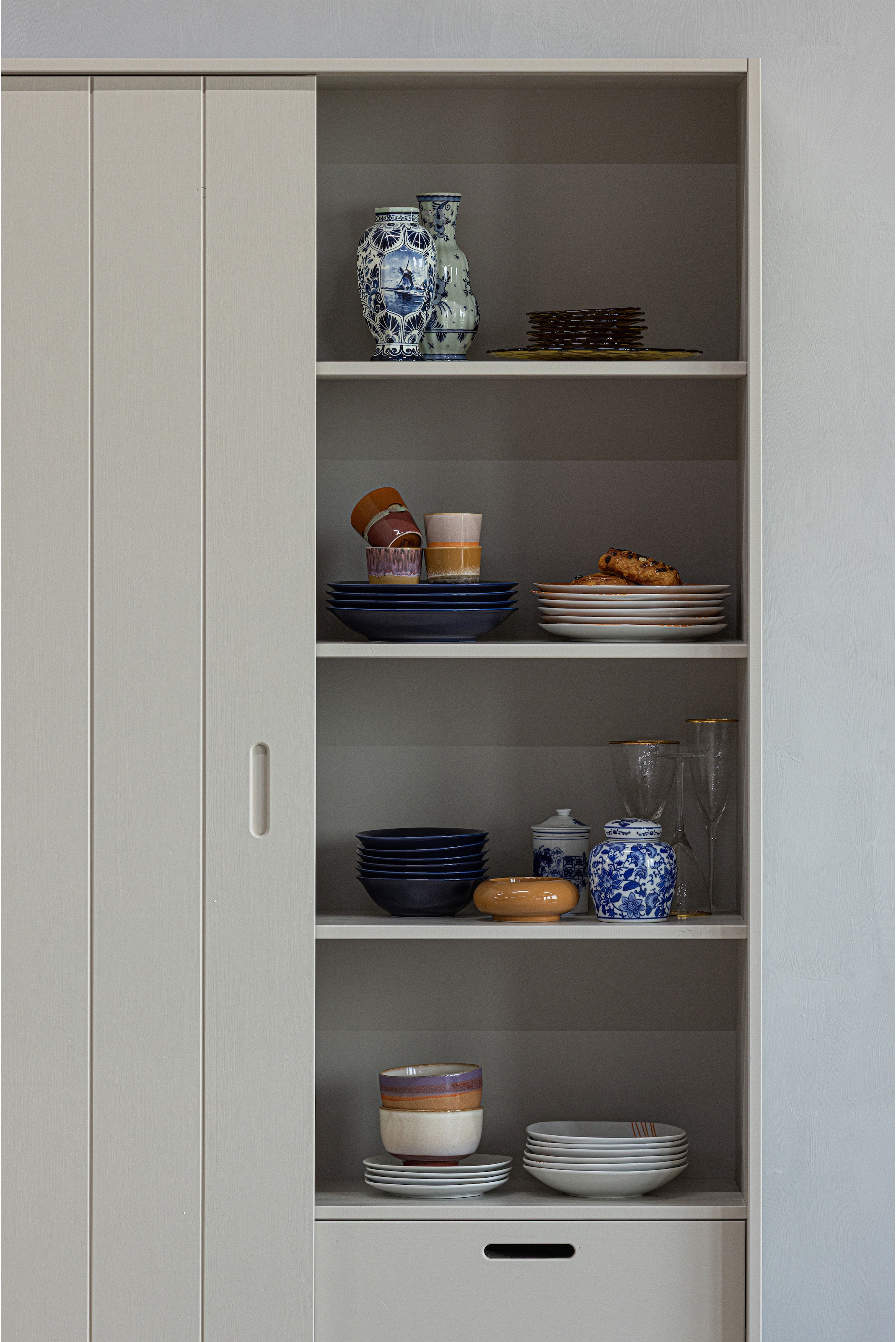 WOOOD Mehrzweckschrank »Mila FSC® Mix Kiefernholz mit Schiebetür und Schubladen 120x42x200 cm« Sichtbare Maserung, Tragkraft 10 kg pro Boden, einfach zu montieren