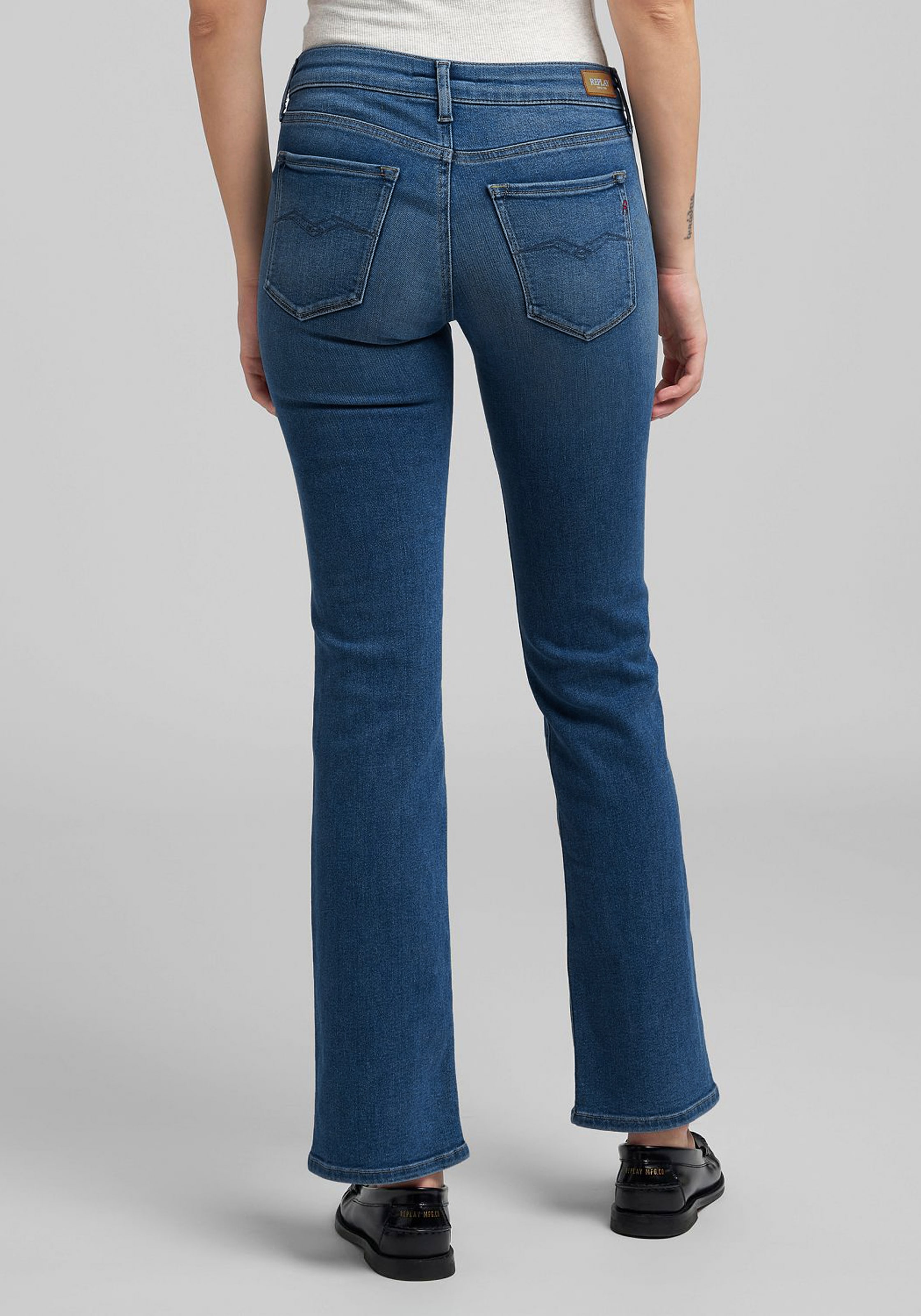 Replay Bootcut-Jeans »NEW LUZ« mit gesticktem R an der Gesässtasche