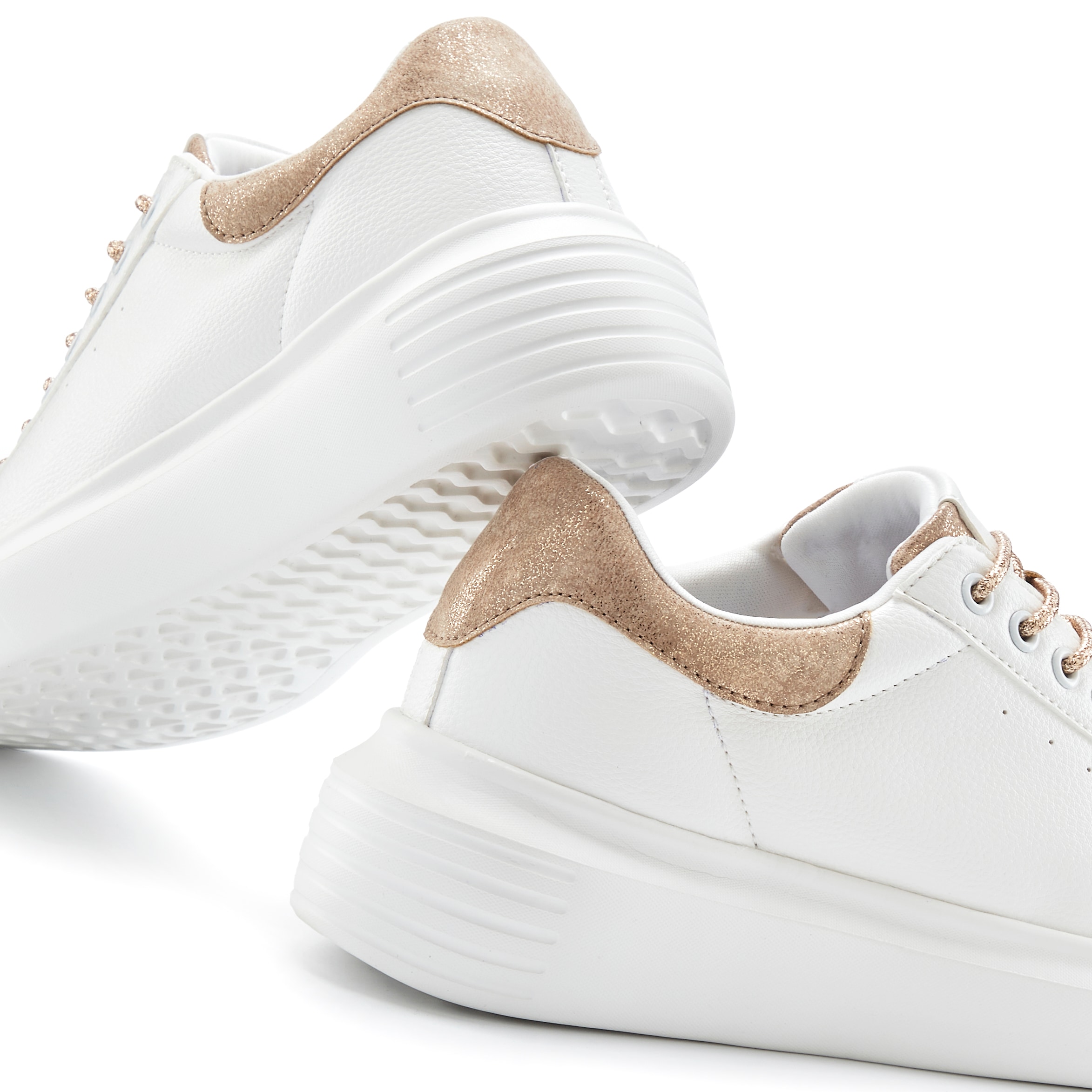 LASCANA Sneaker »Freizeitschuhe, Halbschuhe, Slip-On-Sneaker,«  mit Metallicdetails und elastischen Schnürbändern VEGAN