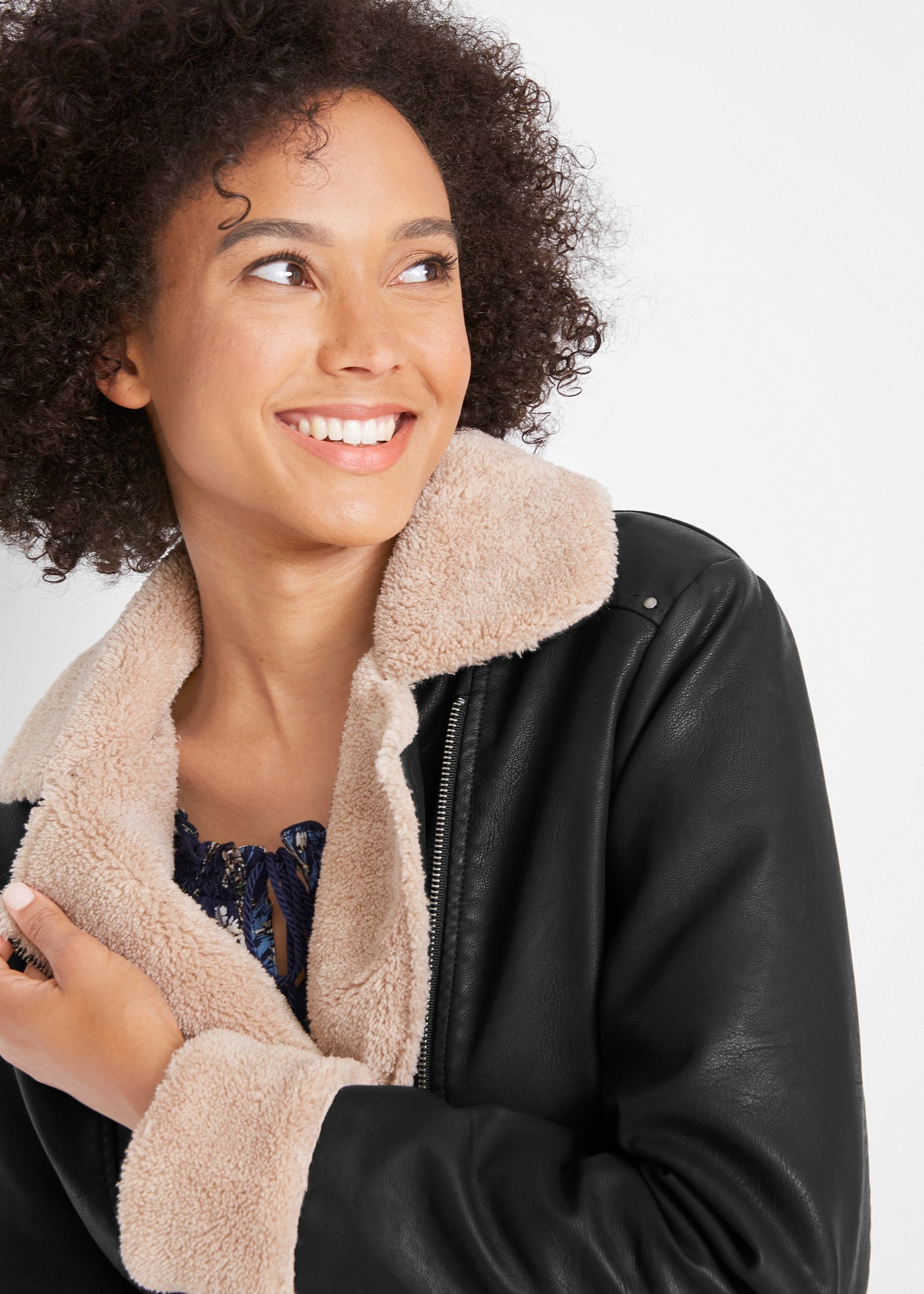 bonprix Veste en imitation cuir »Lederimitat-Jacke, gefüttert« im modernen Bikerstil, mit Teddyfell, mit Reissverschluss