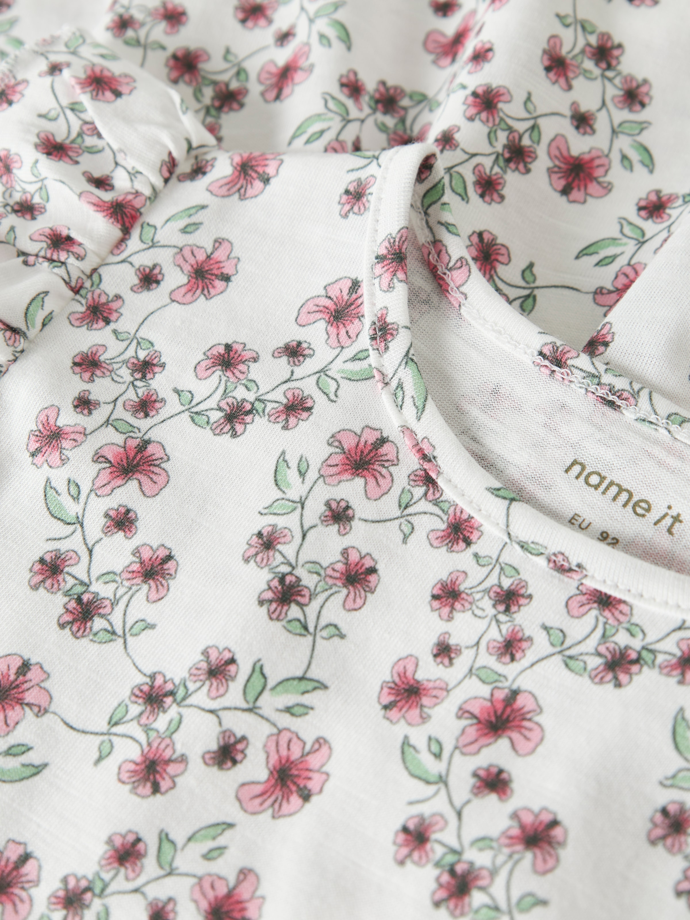 Name It Mini-robe »NMFHAILEDO CAP SL DRESS« Mélange de coton, volants, imprimé intégral