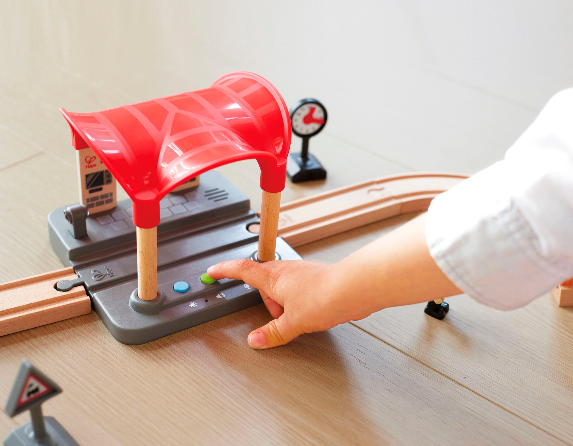 Hape Bâtiment de train jouet »Bahnhof mit Durchsagefunktion« mit Soundeffekt