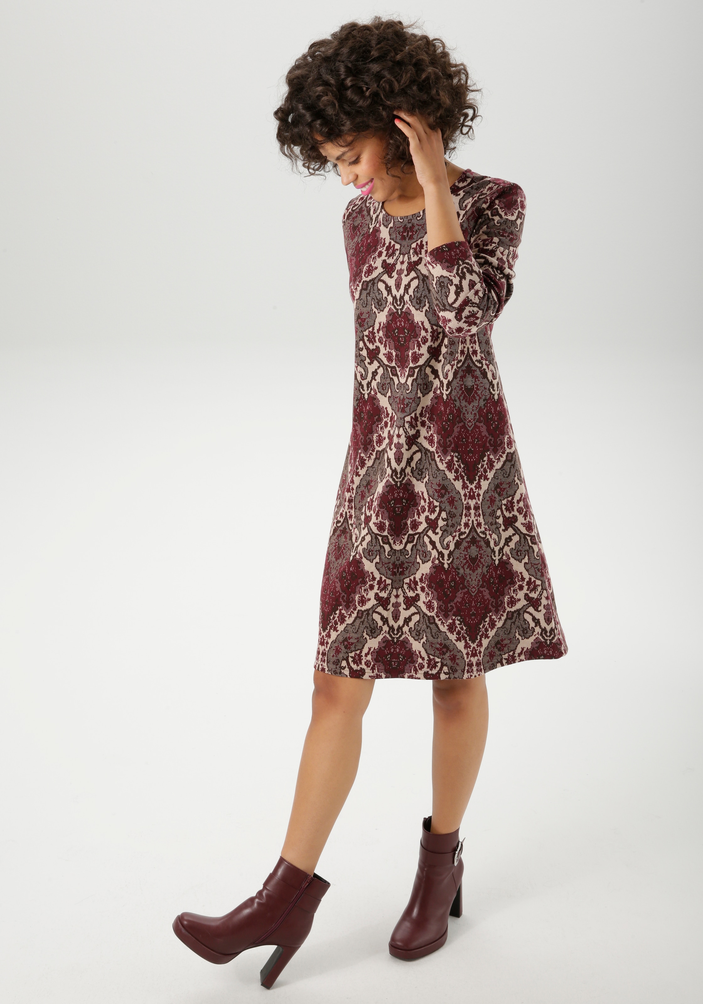 Aniston CASUAL Robe en ligne A mit extravagantem Ornament-Muster - NEUE KOLLEKTION