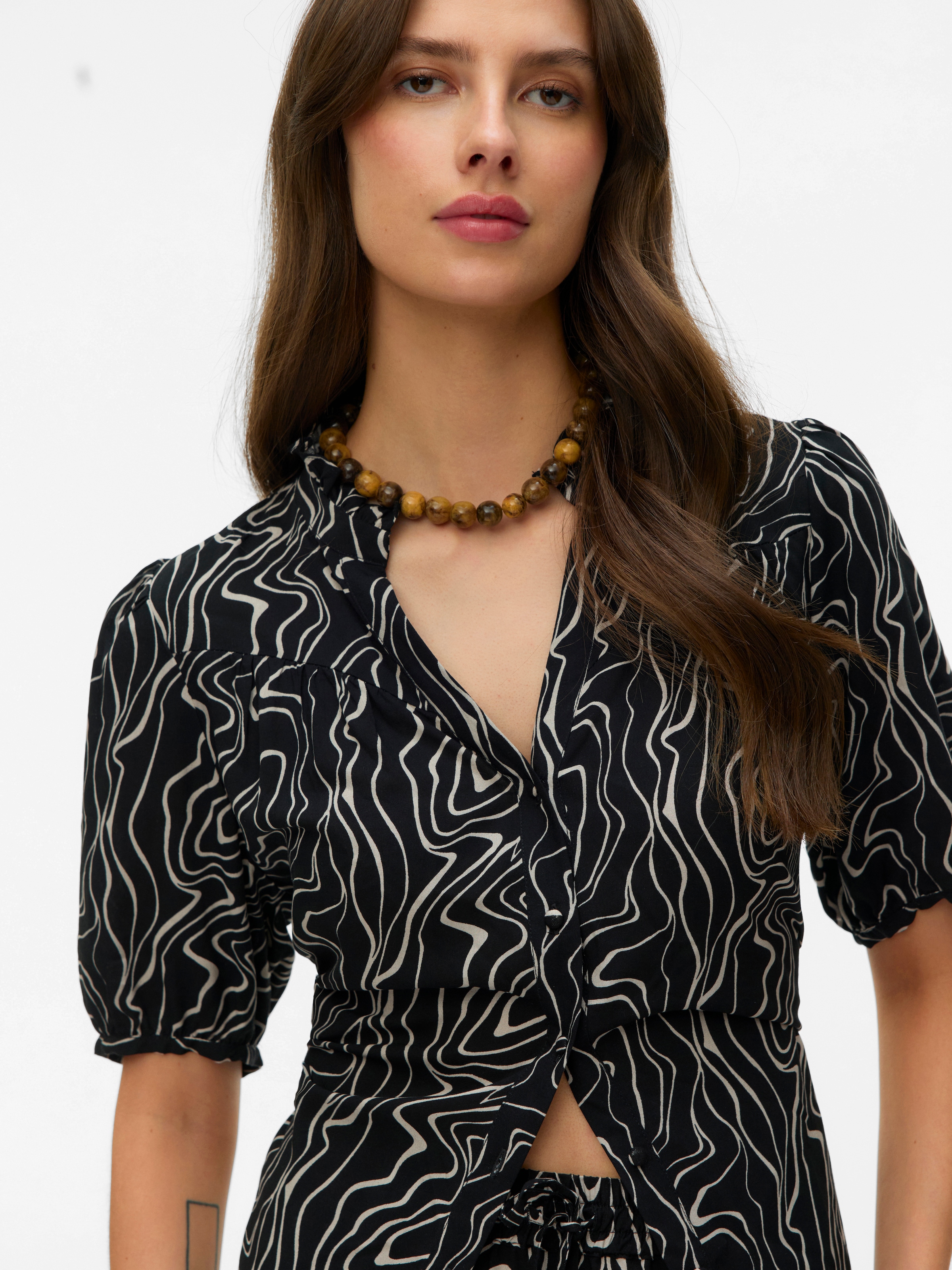 Vero Moda Blouse à manches courtes »VMEASY JOY 2/4 V-NECK FRILL TOP WVN« viscose, coupe normale