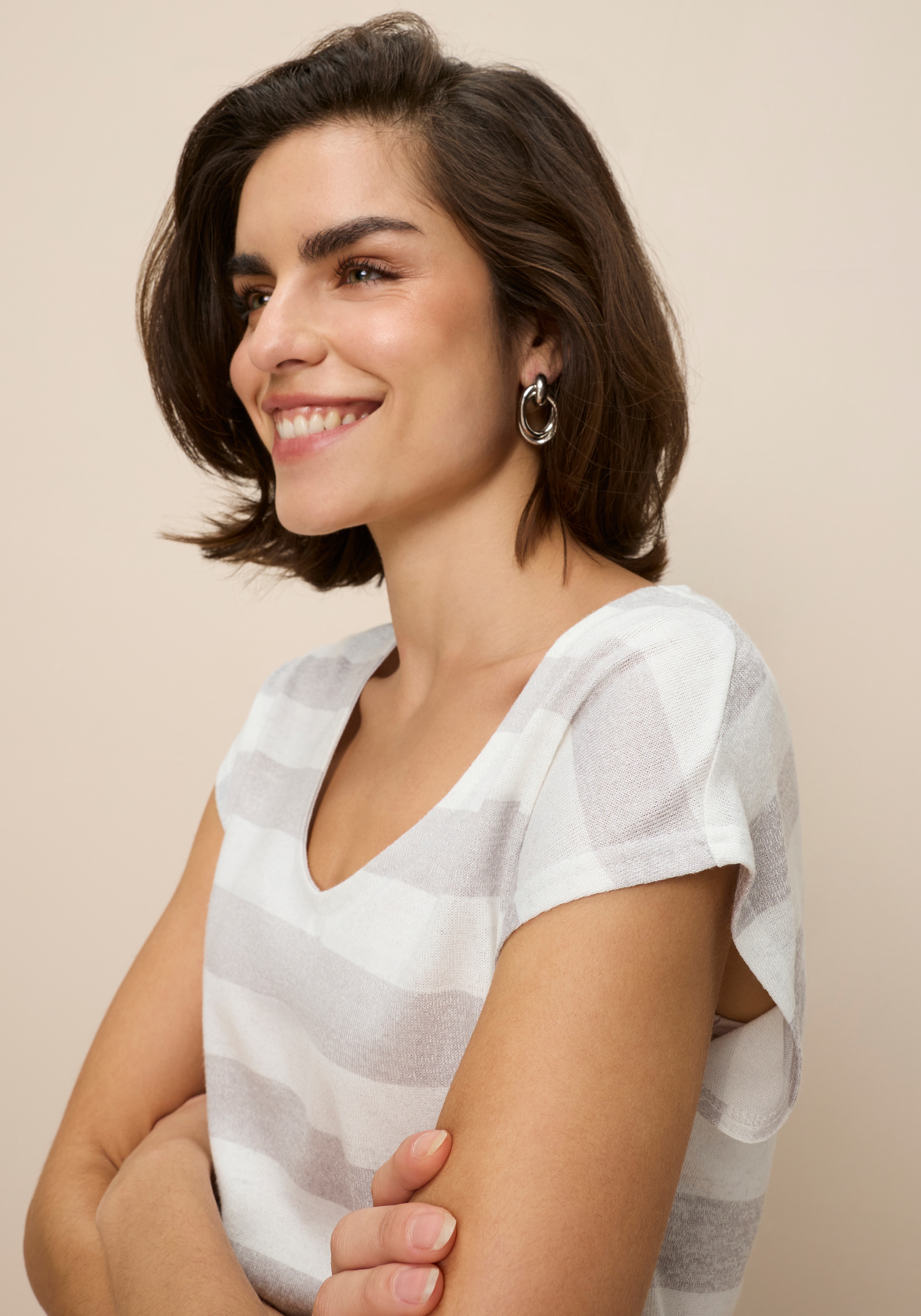 Tamaris V-Shirt mit lässigem Schnitt und Streifen