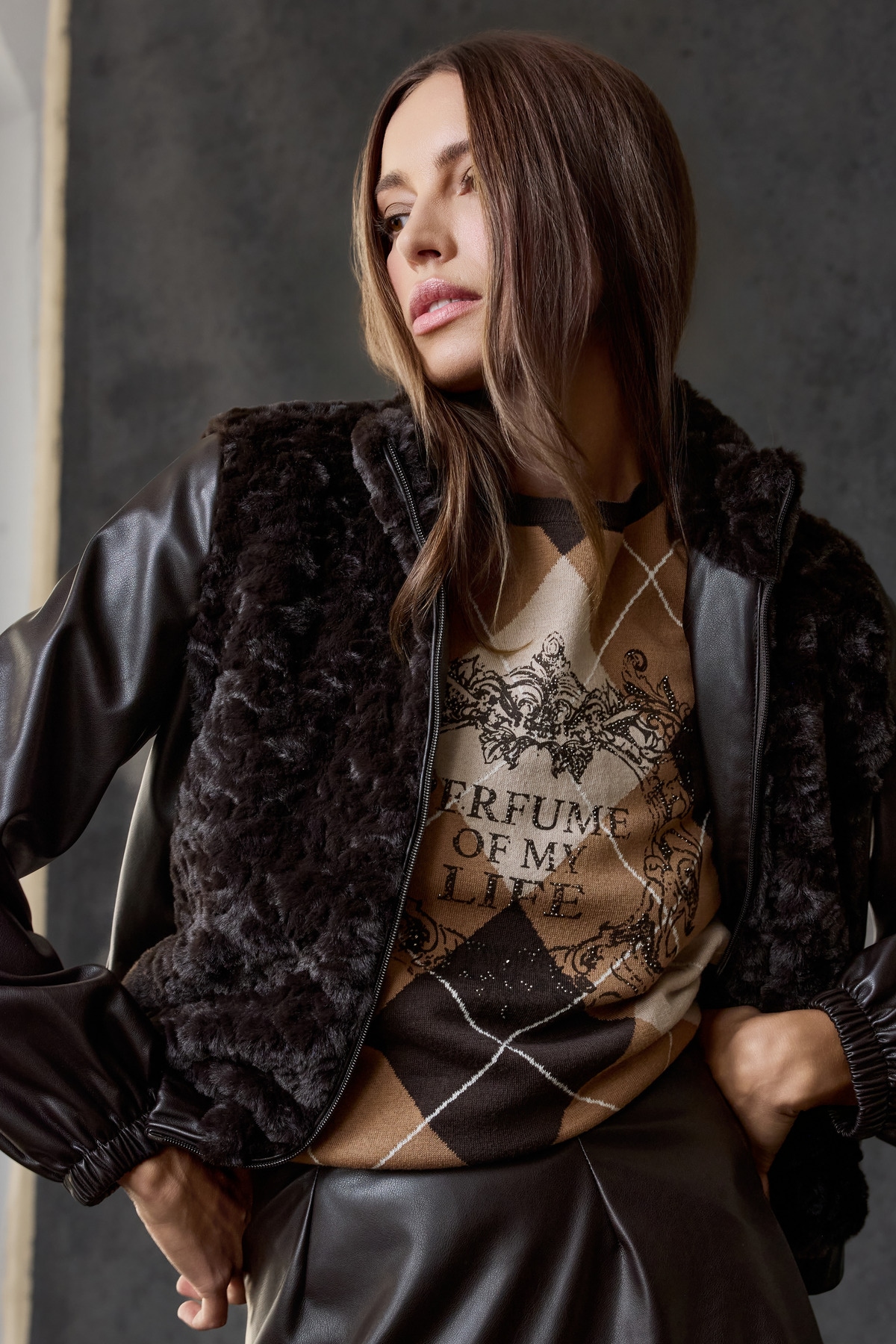 Monari Veste en fausse fourrure »Jacke fake fur + Lederimit« sans capuche coupe régulière avec col montant