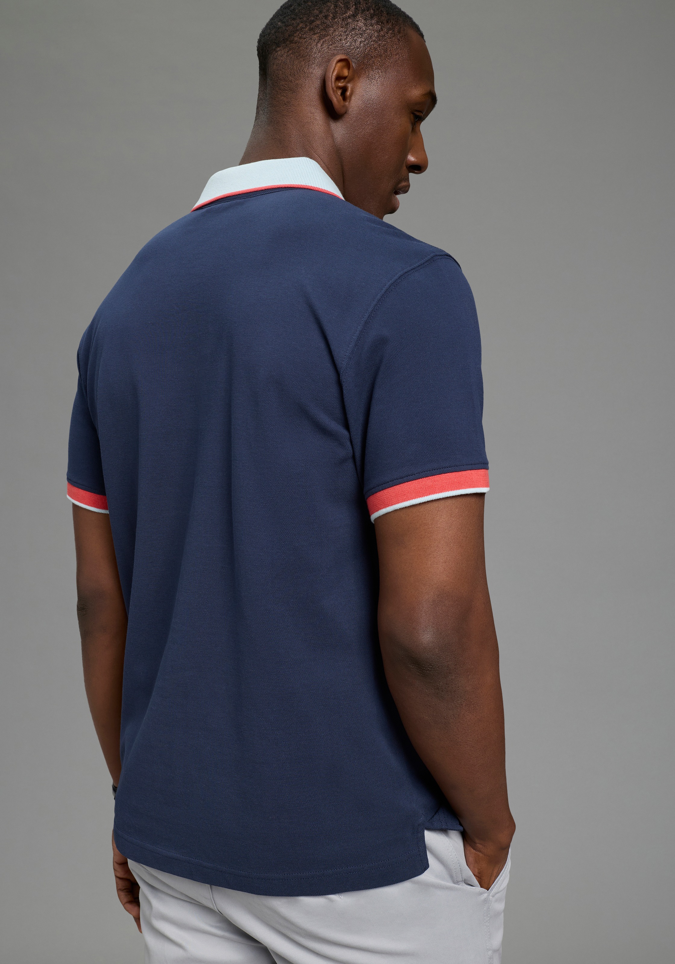 DELMAO Polo »Neue Kollektion!« klassischer Polokragen, Kurzarm, normale Passform, mit Stickerei