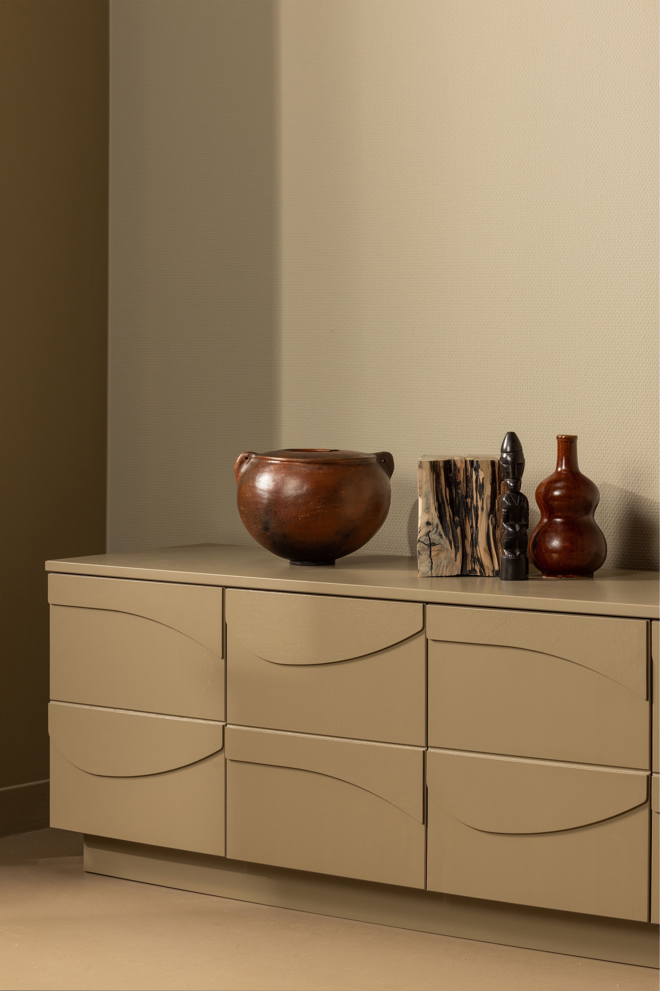 WOOOD Lowboard »Teo FSC® Mix Kiefernholz mit organischem 3D-Linienspiel 180x40x52 cm« Tragkraft Deckplatte 50 kg, Kabelöffnung, einfach zu montierbar