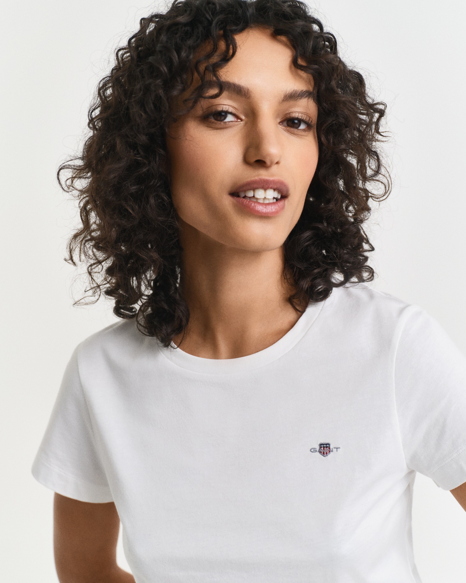 Gant T-Shirt »REG SHIELD KA T-SHIRT« mit einer kleinen aufgestickten Wappen-Grafik auf der Brust