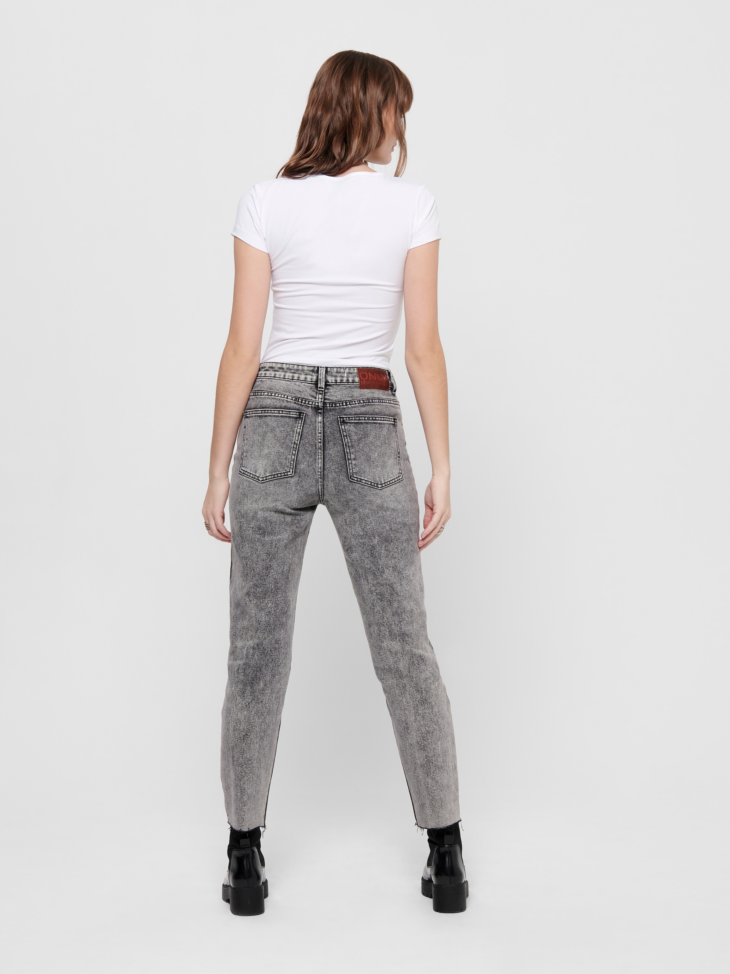 ONLY Rundhalsshirt »ONLLIVE – Rundhalsshirt mit figurbetonter Silhouette«, sehr figurbetont, modisch, Baumwollmischung, Jersey, tiefer Rundhals
