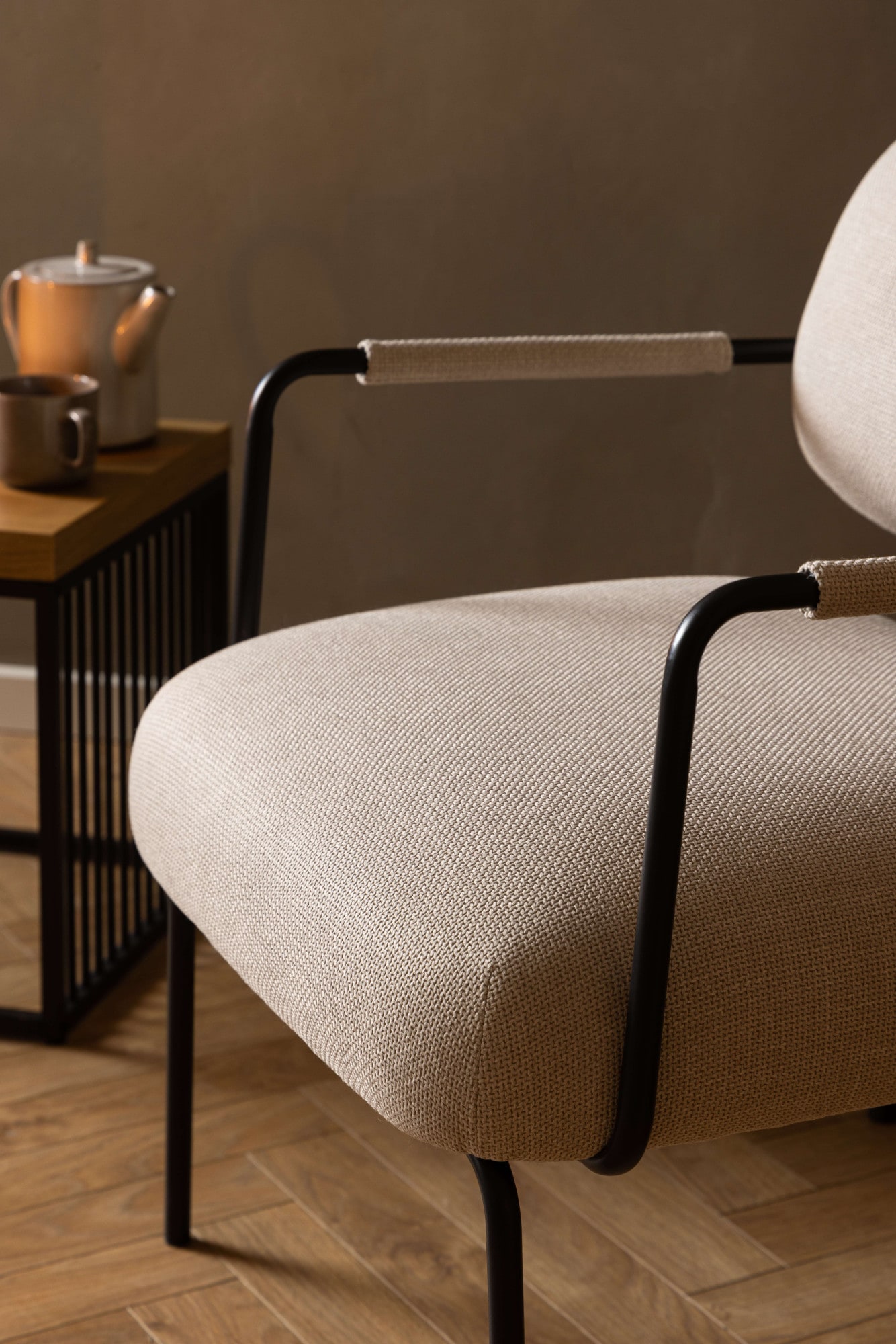ACTONA GROUP Fauteuil lounge »Dillon Polstersessel, Armlehne,« Fauteuil lounge, tissu beige, pieds en acier noir, hauteur d'assise : 46,5 cm